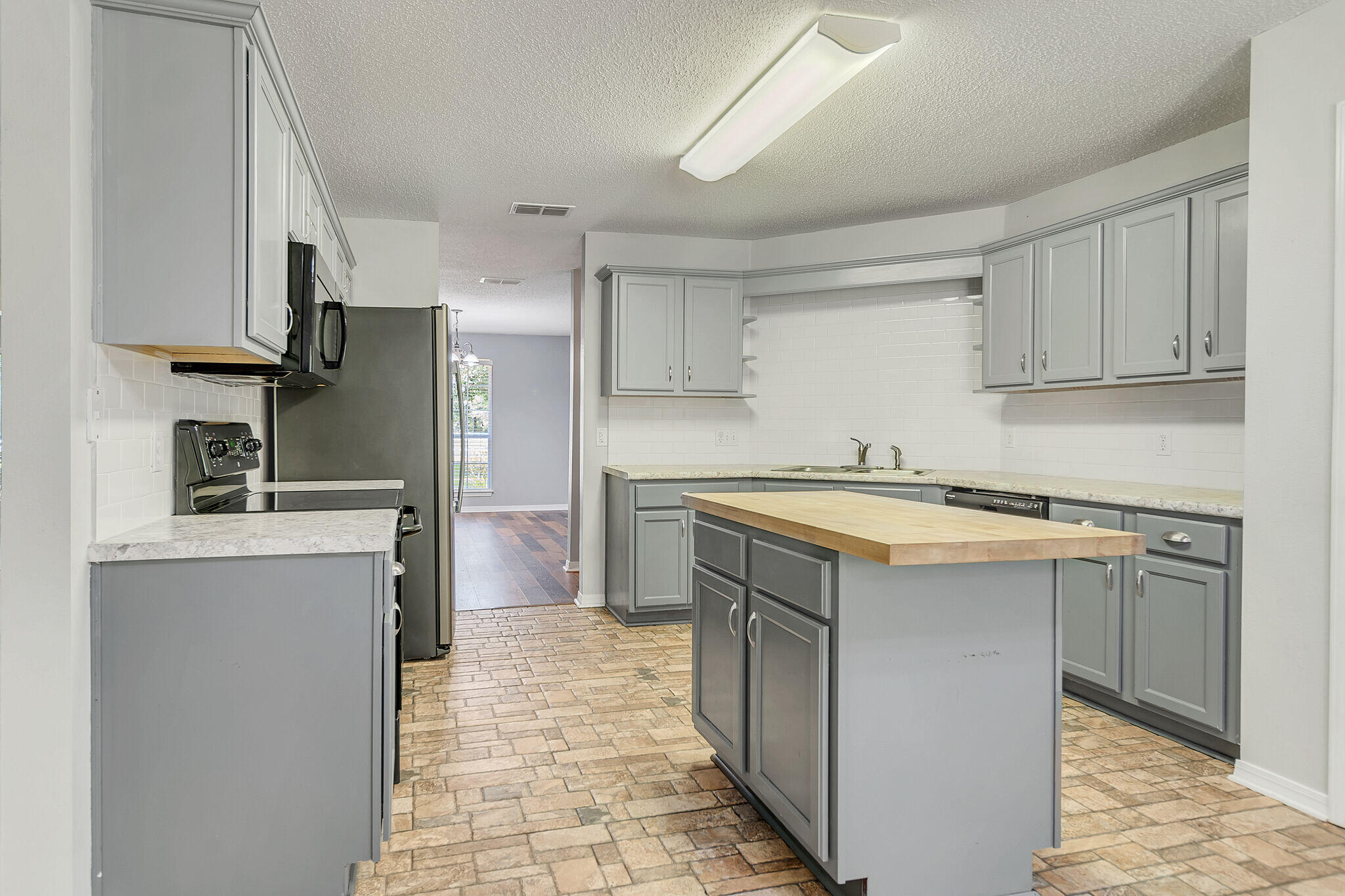 COUNTRYWOOD EST - Residential Lease