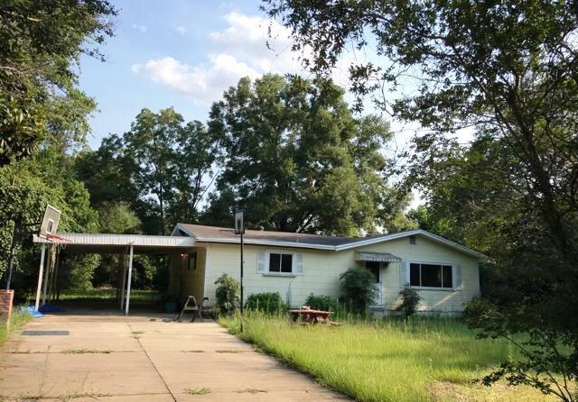 Great option with this Niceville home. 3 bedrooms 2 bathrooms and an attached
carport. Other features include large eat-in kitchen, hardwood and laminate flooring throughout, nice sized lot approximately 20,591 square feet. come take a look today.