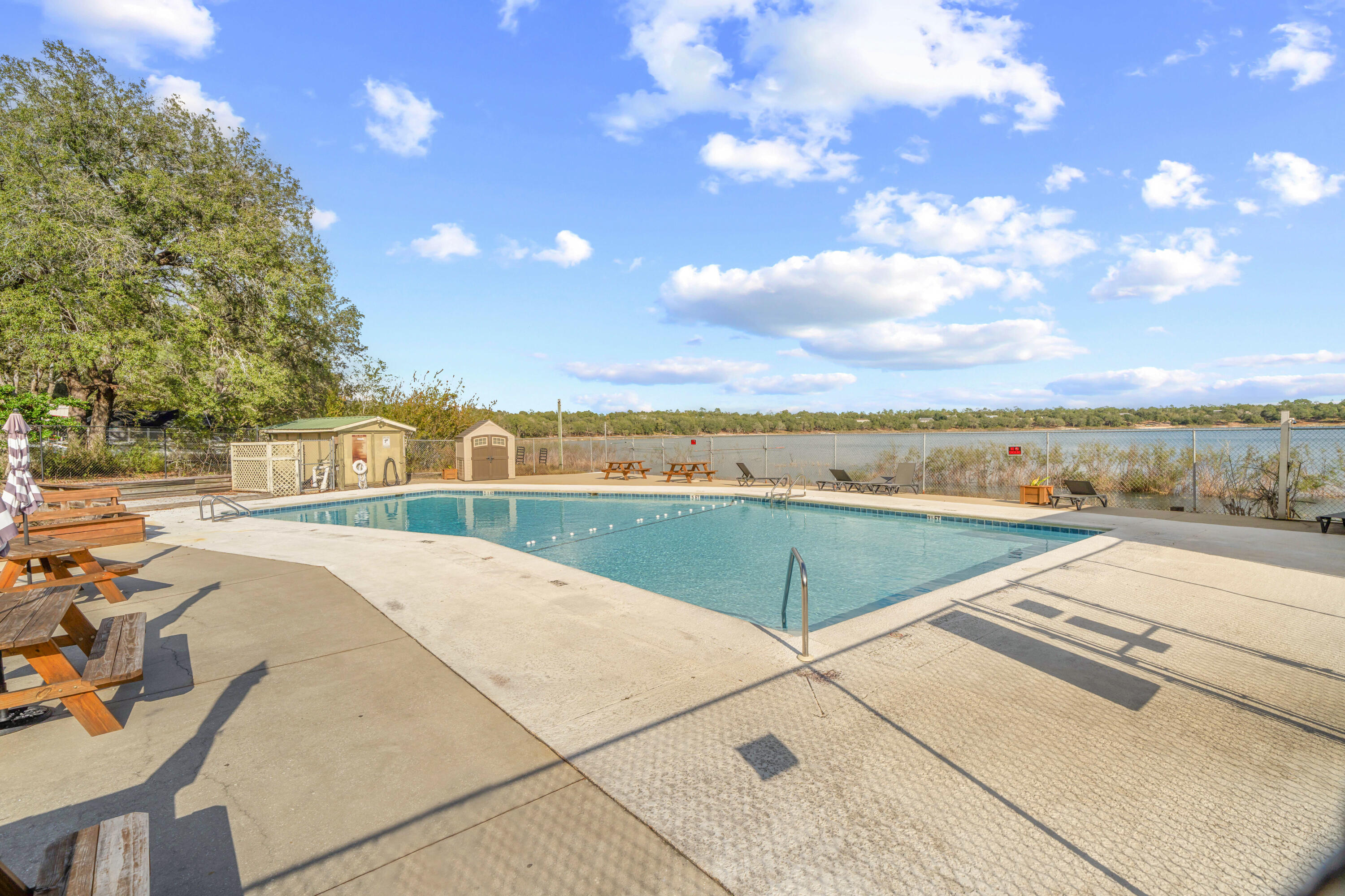 LEISURE LAKES - Residential