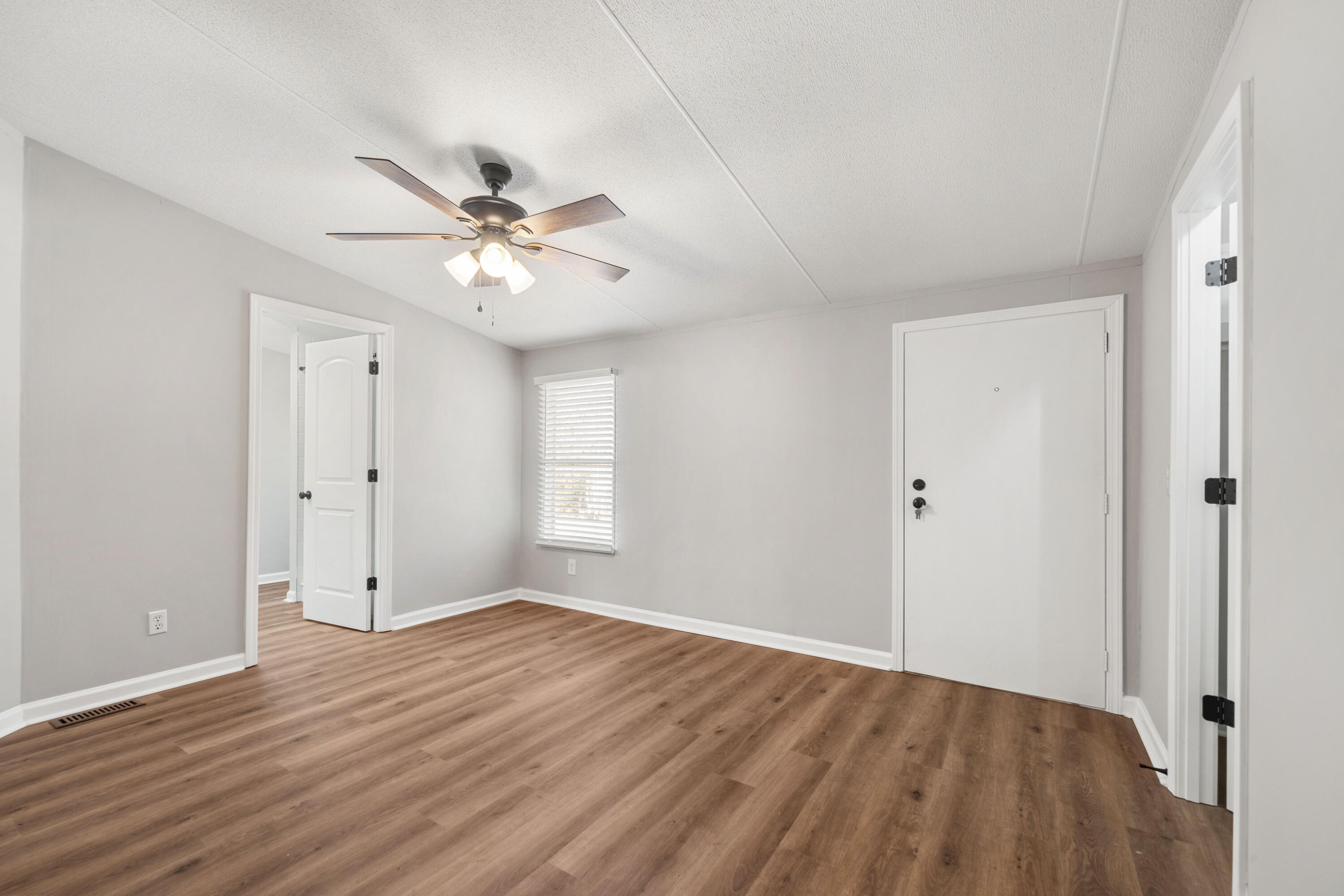 LEISURE LAKES - Residential