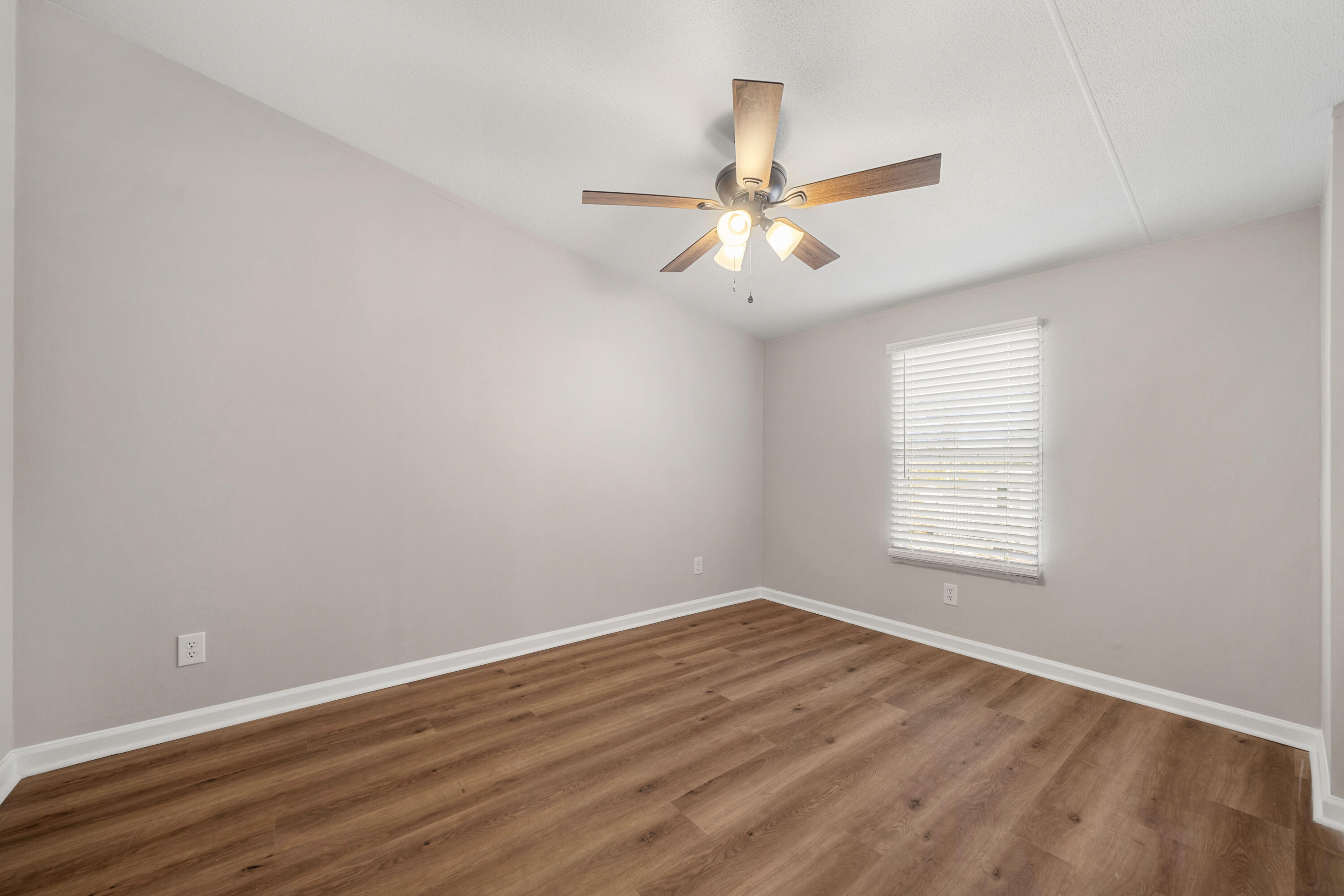 LEISURE LAKES - Residential