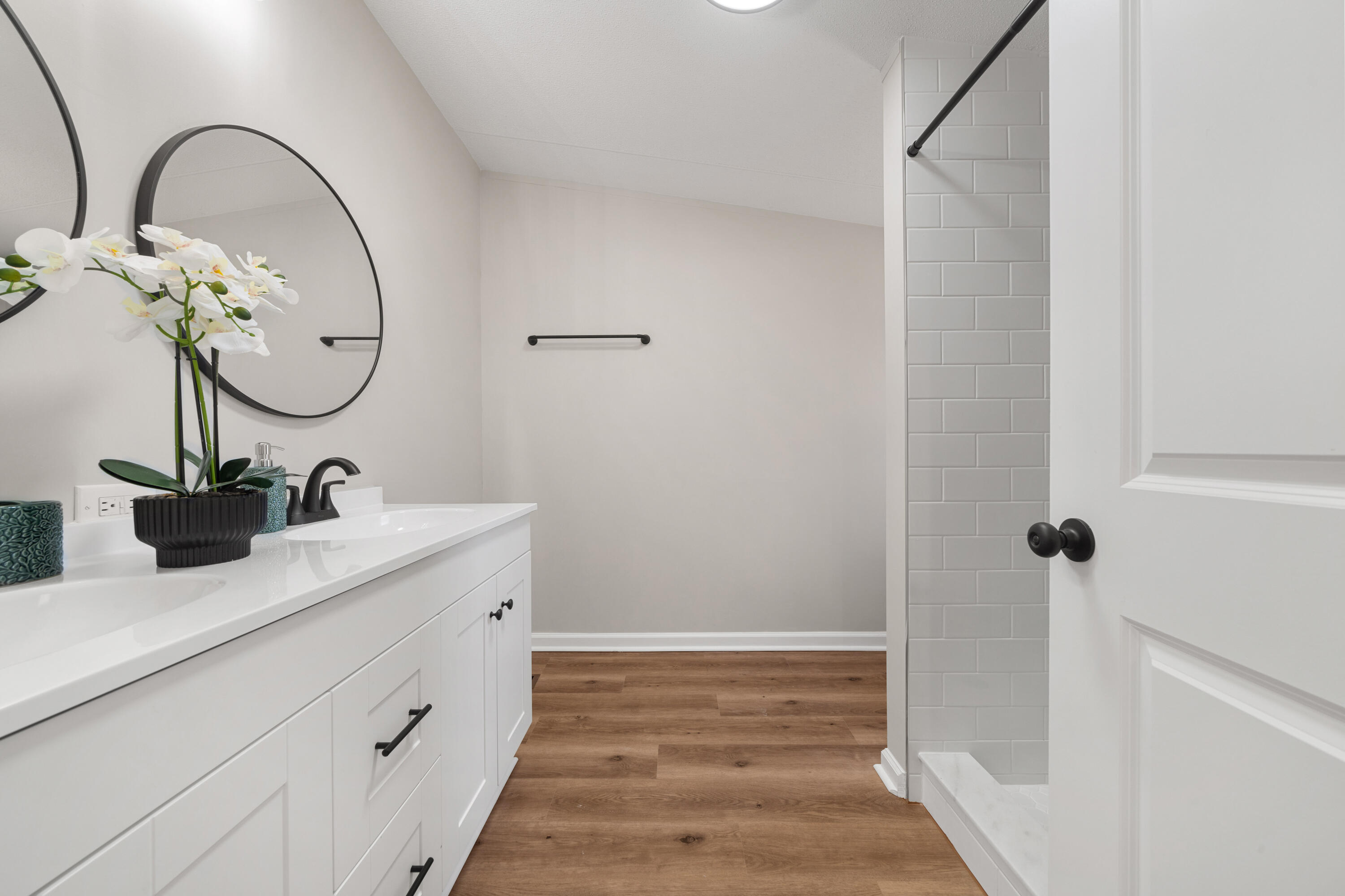 LEISURE LAKES - Residential