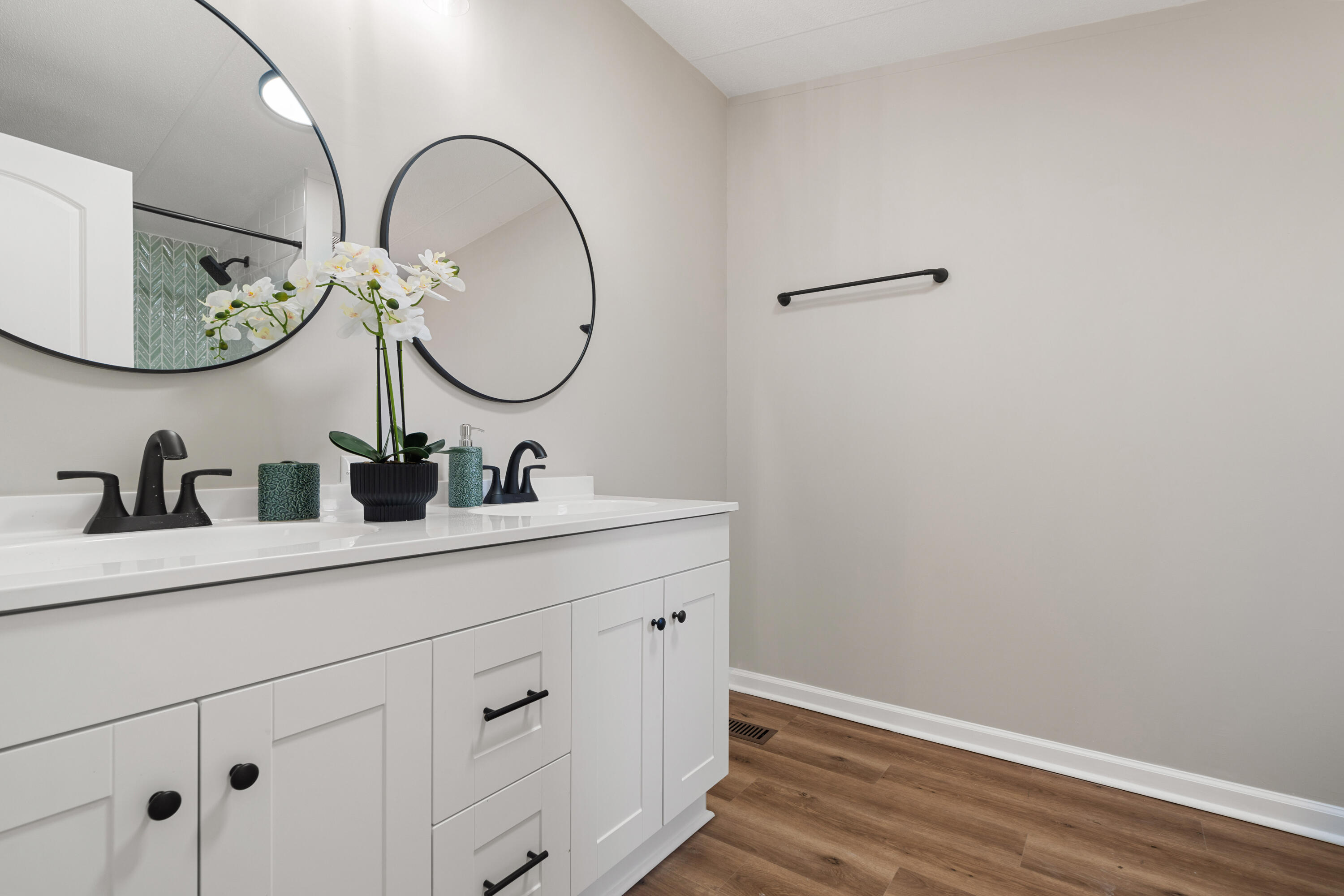 LEISURE LAKES - Residential
