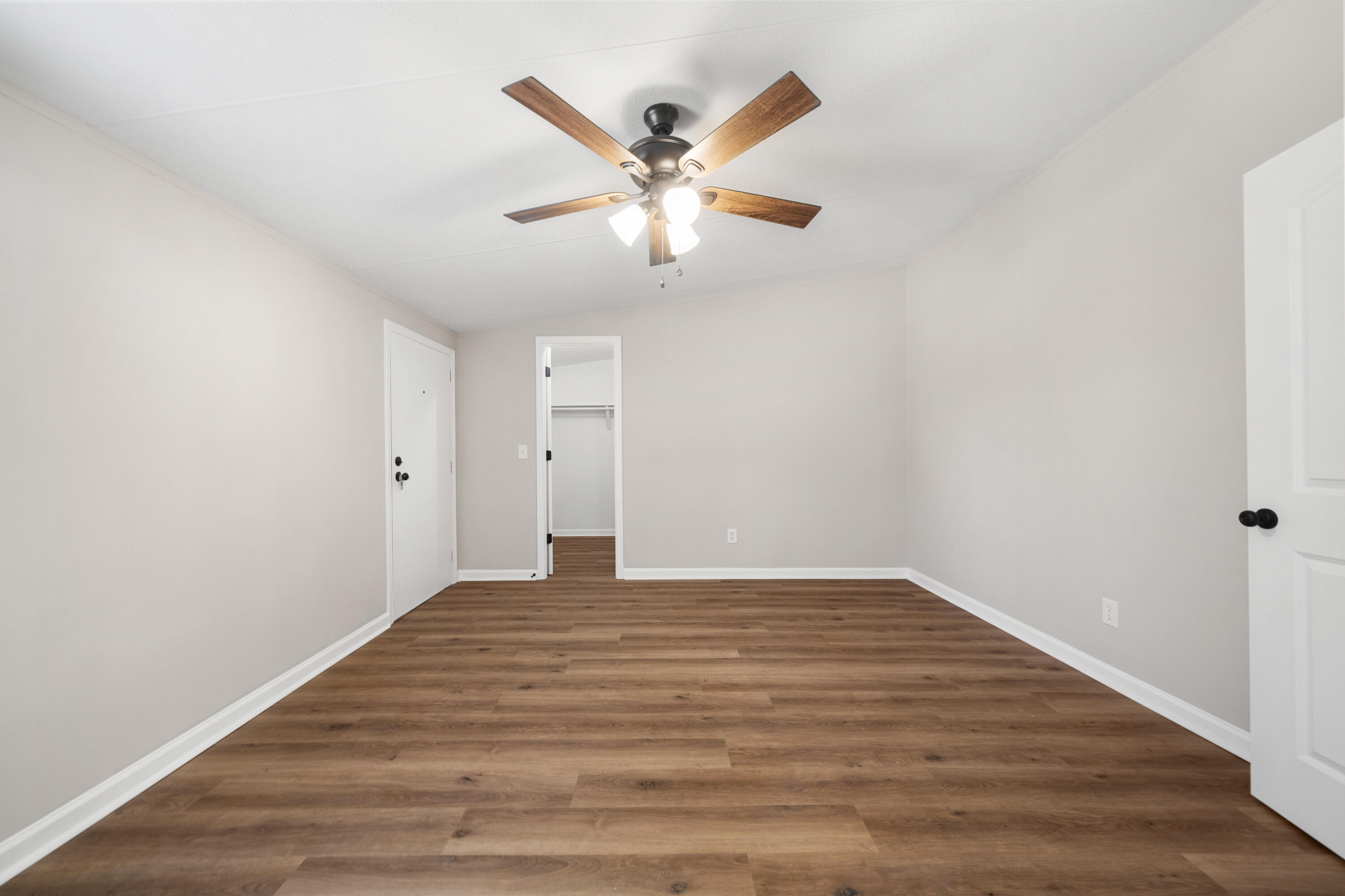 LEISURE LAKES - Residential