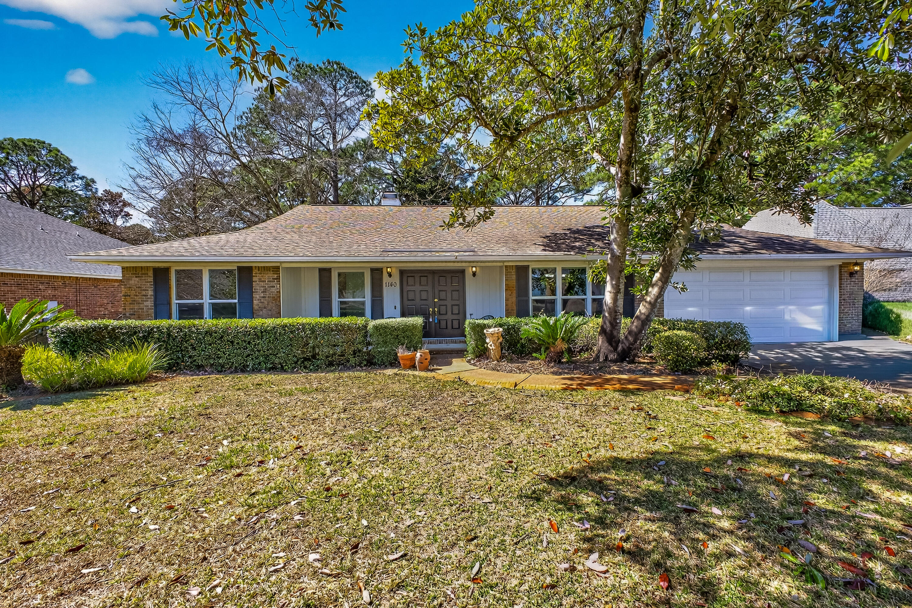 Wonderful Split bedroom all brick Ranch in the heart of Bluewater Bay. Fenced back yard on the golf course.
All hard surface flooring, Large family room, dining room and florida room.
Kitchen fully equipped and laundry has top of the line washer and dryer.
Oversized Bedrooms and lot's of windows for natural lighting.