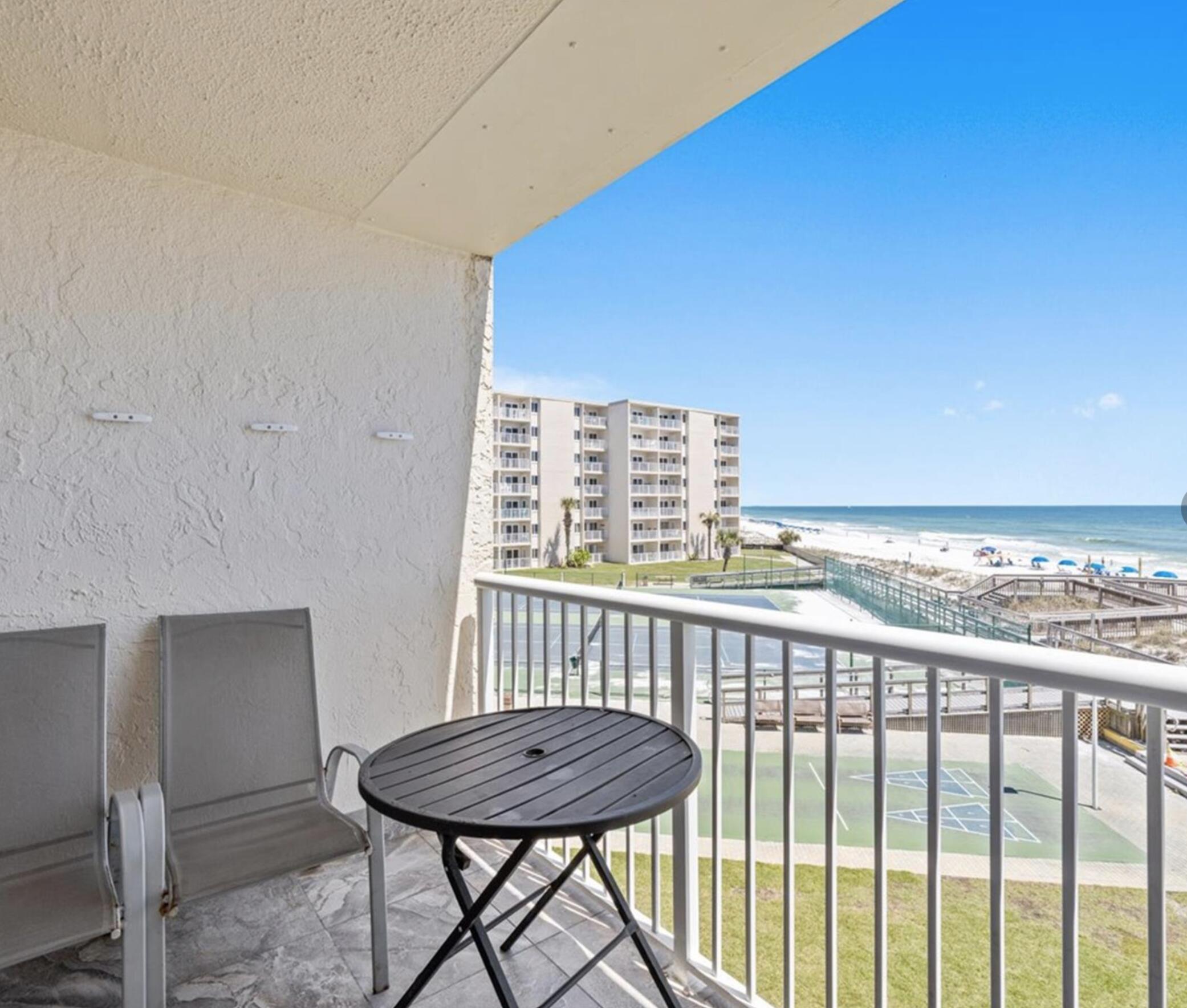 HOLIDAY SURF & RACQUET CLUB - Residential
