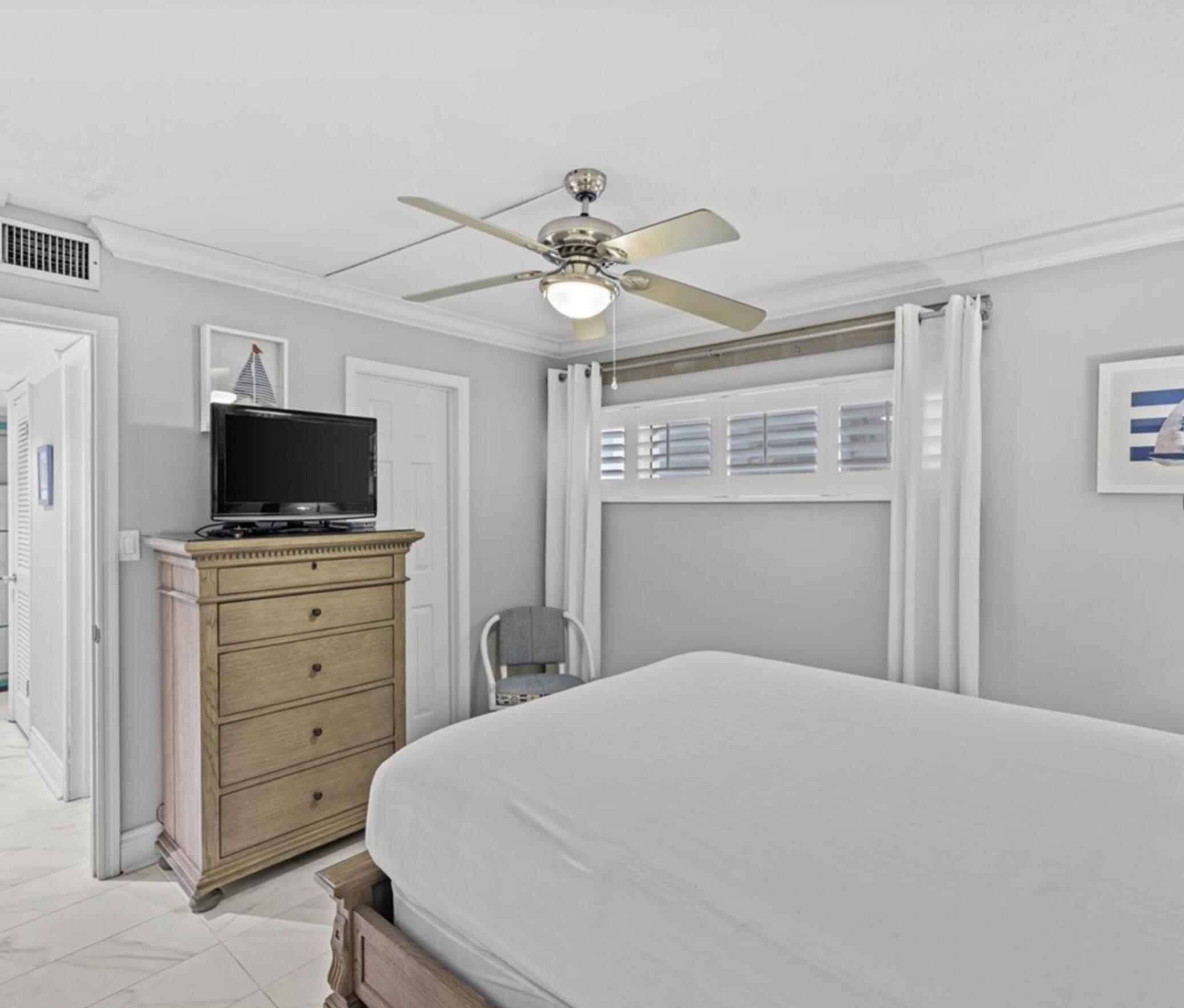 HOLIDAY SURF & RACQUET CLUB - Residential