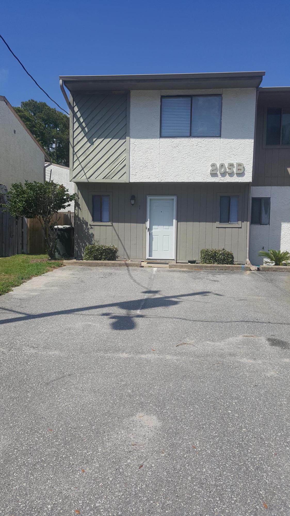 Very nice and well maintained end unit townhome with private fenced back yard! This has a spacious dining/living combination and a galley kitchen. As you flow to the upstairs, you will find a split bedroom plan. The master has a private balcony and is located at the back of the unit. The washer and dryer are a plus and also located on the second level. The private fenced back yard also has a walkway to the back gate which will take you over to the refreshing community pool. Call us today! Available Sep 17.