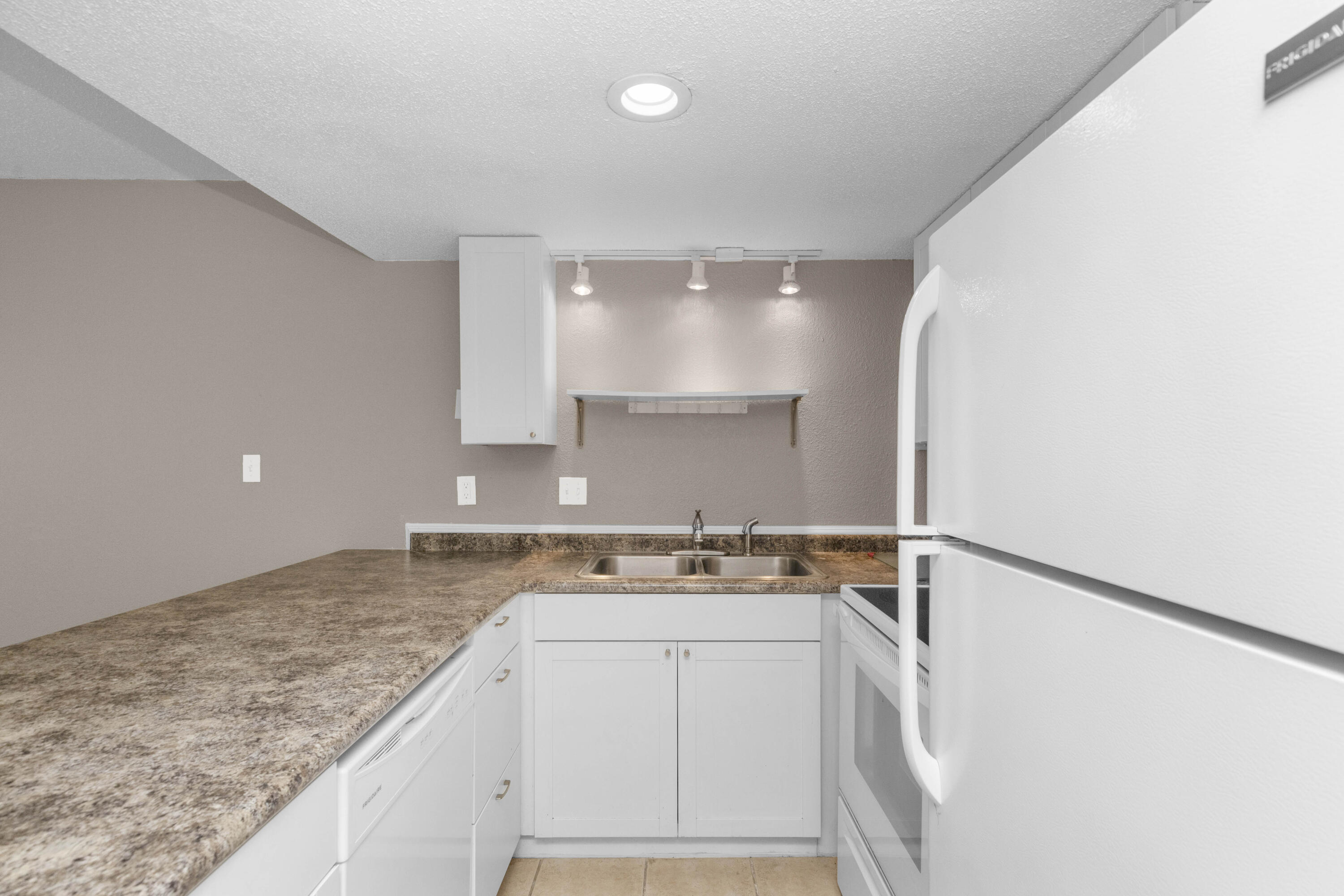 FOUNTAINHEAD COND - Residential Lease