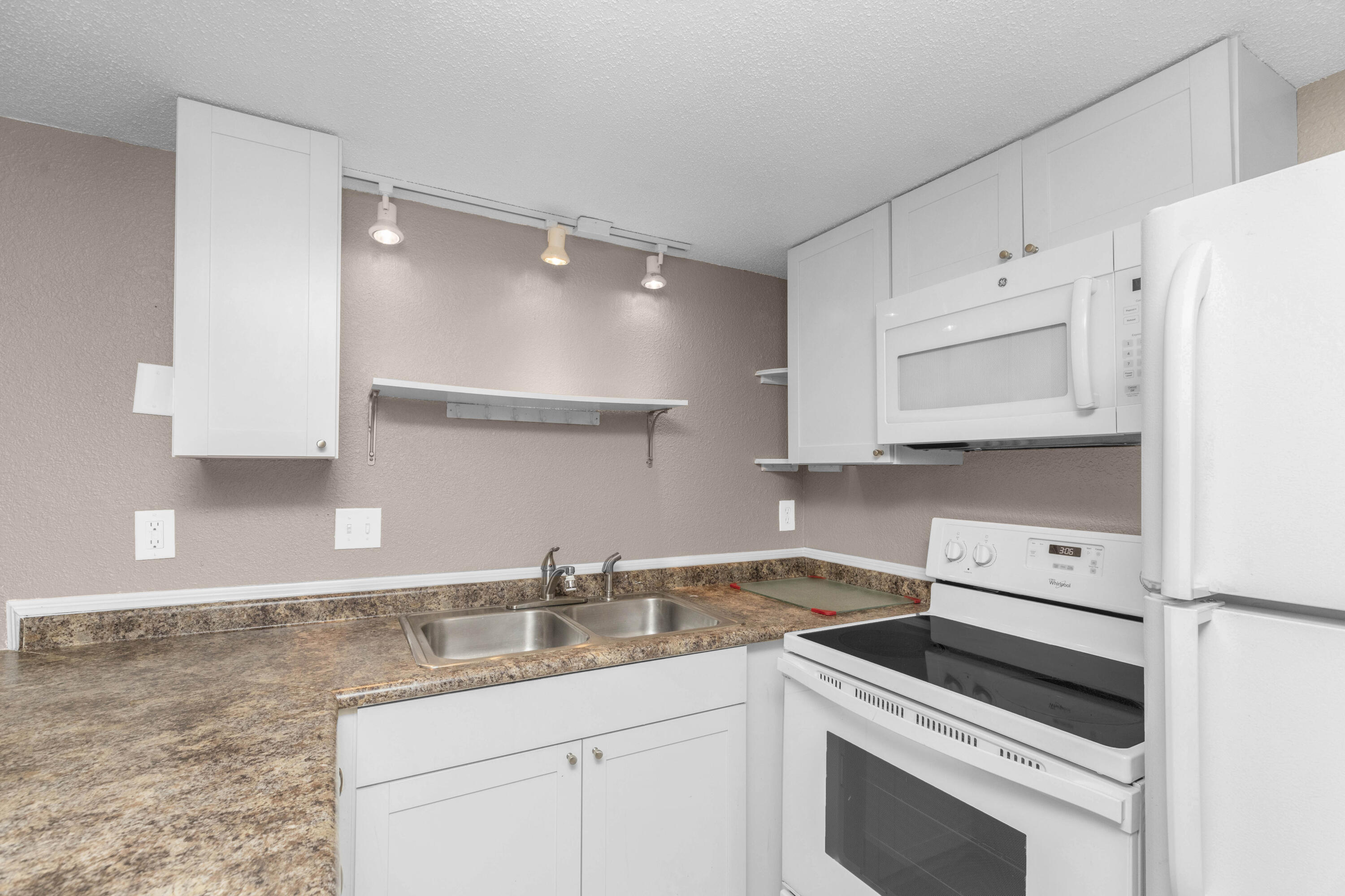 FOUNTAINHEAD COND - Residential Lease