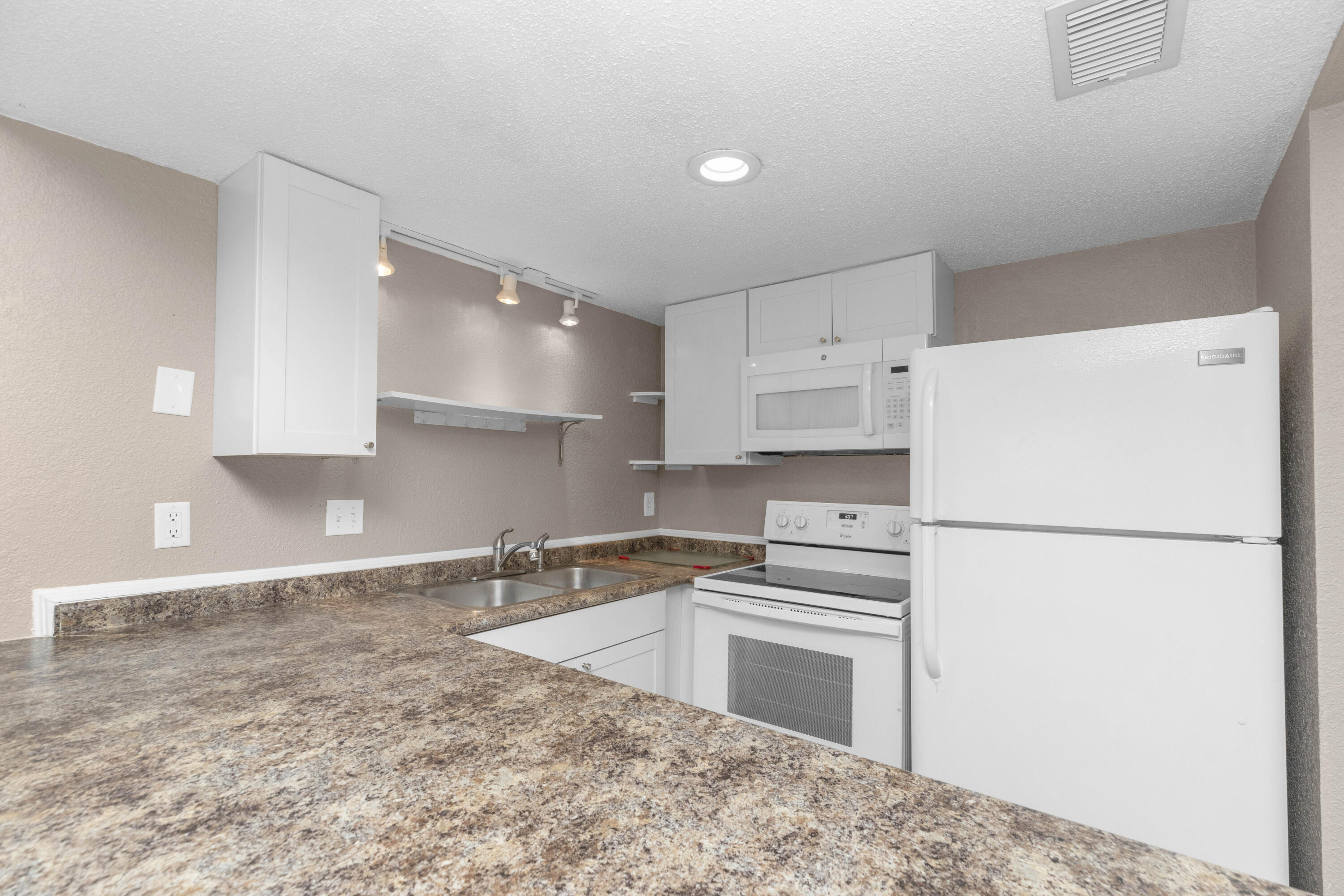 FOUNTAINHEAD COND - Residential Lease