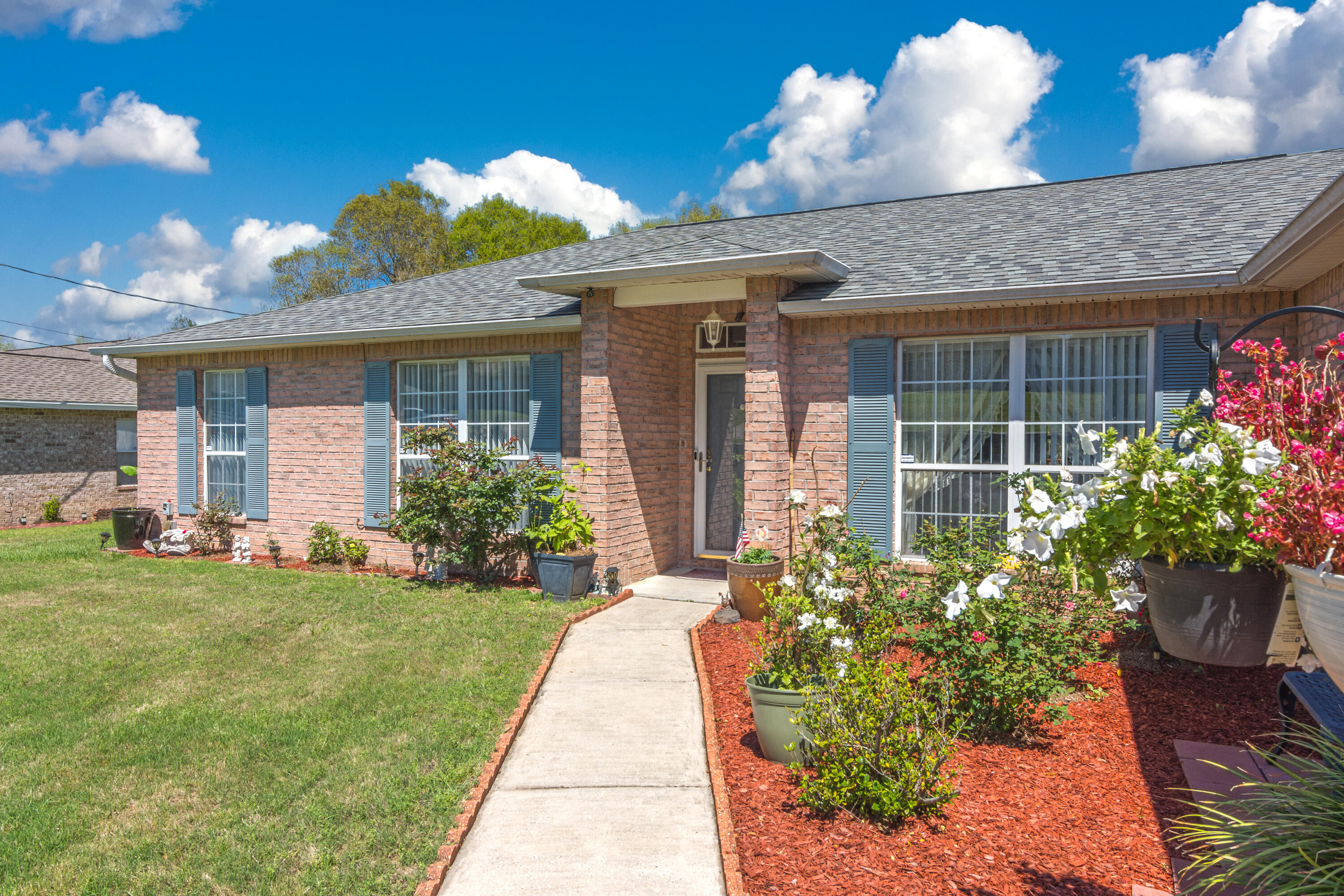 MULTIPLE OFFERS IN PLACE.  PROVIDE HIGHEST AND BEST OFFER BY NOON SUNDAY APRIL 11, 2021.  
GREAT 4BDR HOME with the added bonus screened-in Florida room and extended deck -- one of a kind. This split floor plan home offers a large, open great room, separate dining room and kitchen w/adjoining breakfast area.  There is tile and wood laminate flooring throughout. Enjoy wonderful days under the sun in the sun protected Florida room while enjoying the benefits of the large deck-- perfect for entertaining and great family BBQ events.  Just a hop and a skip away from I-10 and quick access to roads leading to Fort Walton Beach and the beaches in Destin.  Perfect distance to Duke Field and easy commute to Eglin AFB and Hurlburt Field.  NEW ROOF IN 2020.