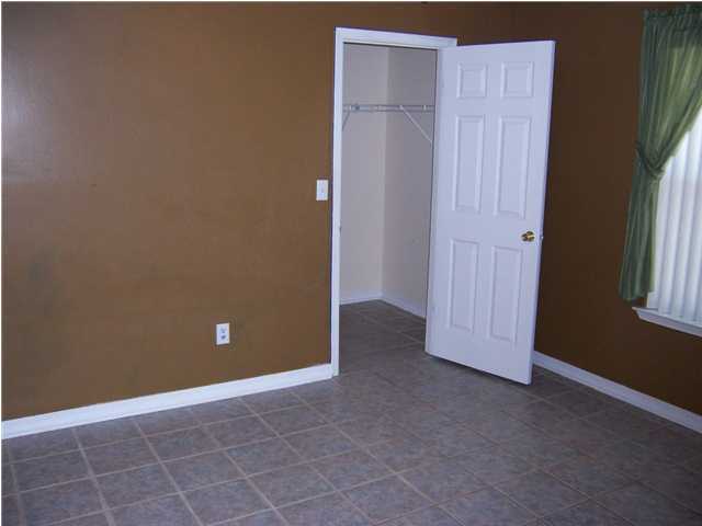 COUNTRY CLUB ESTATES 1 OF CRESTVIEW - Residential Lease