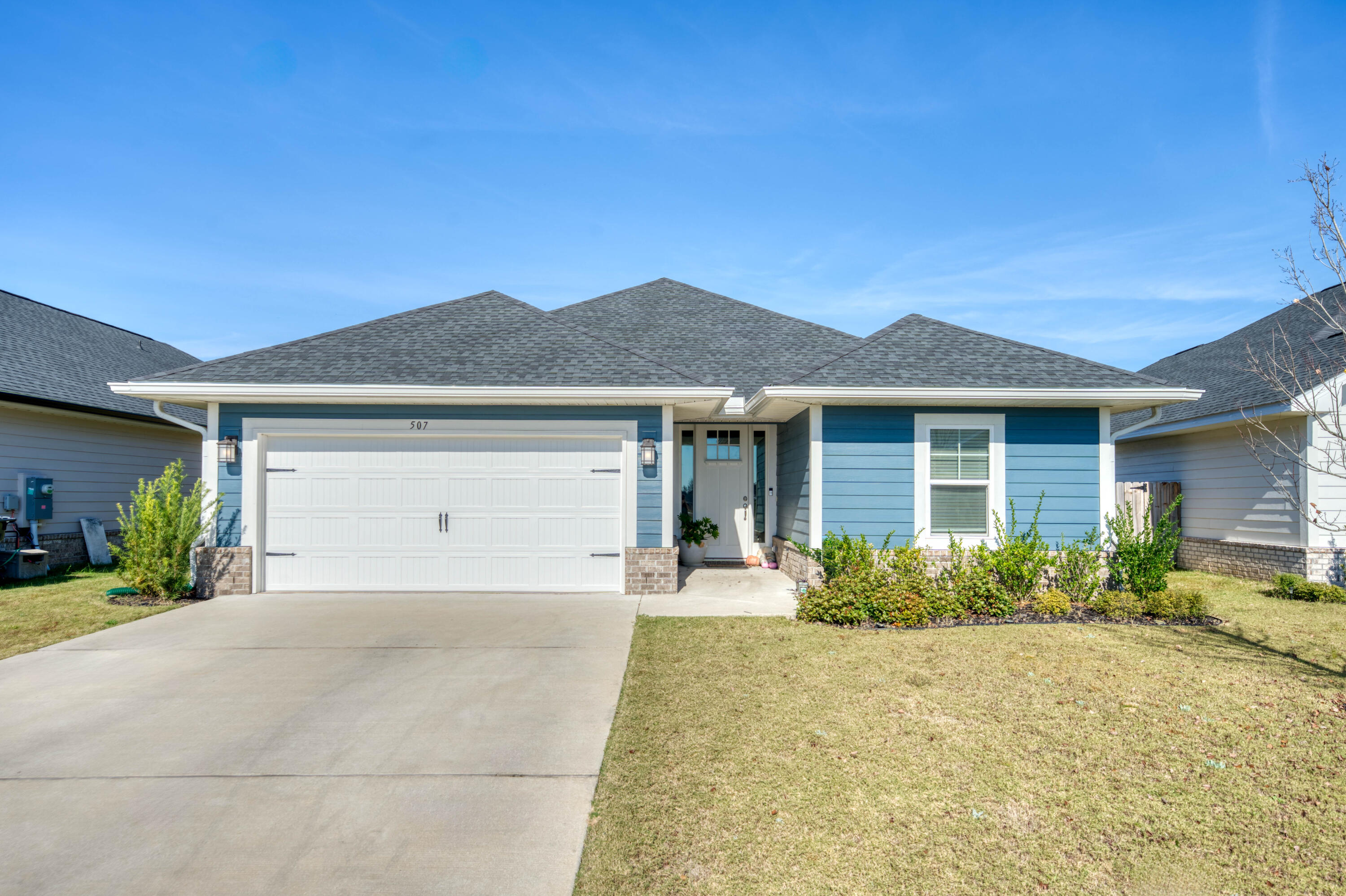 DEC 15- DEC 31 FREE! Pet friendly.
Newer Craftsman style home.  1/4 mile from Freeport High School & 20 minutes to Blue Mountain Beach on the Gulf of Mexico.
 3 BR / 2 BA with 2 car garage + garage door opener, 10' ceiling in Great Room & Kitchen, 9' in other rooms, tray ceiling in Master Bedroom.  8' entry doors, CoreTec Pro Plus LVP flooring throughout.  Moen faucets, lever-handled hardware. Fully sodded yard with sprinkler system, well & pump. No smoking. Renter pays all utilities