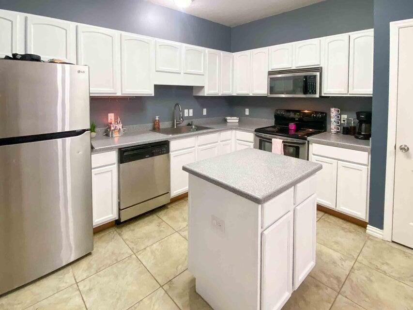 Dolphin Rd Condos - Residential Lease