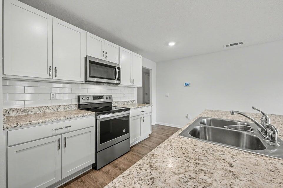 LAKERIDGE EST - Residential Lease