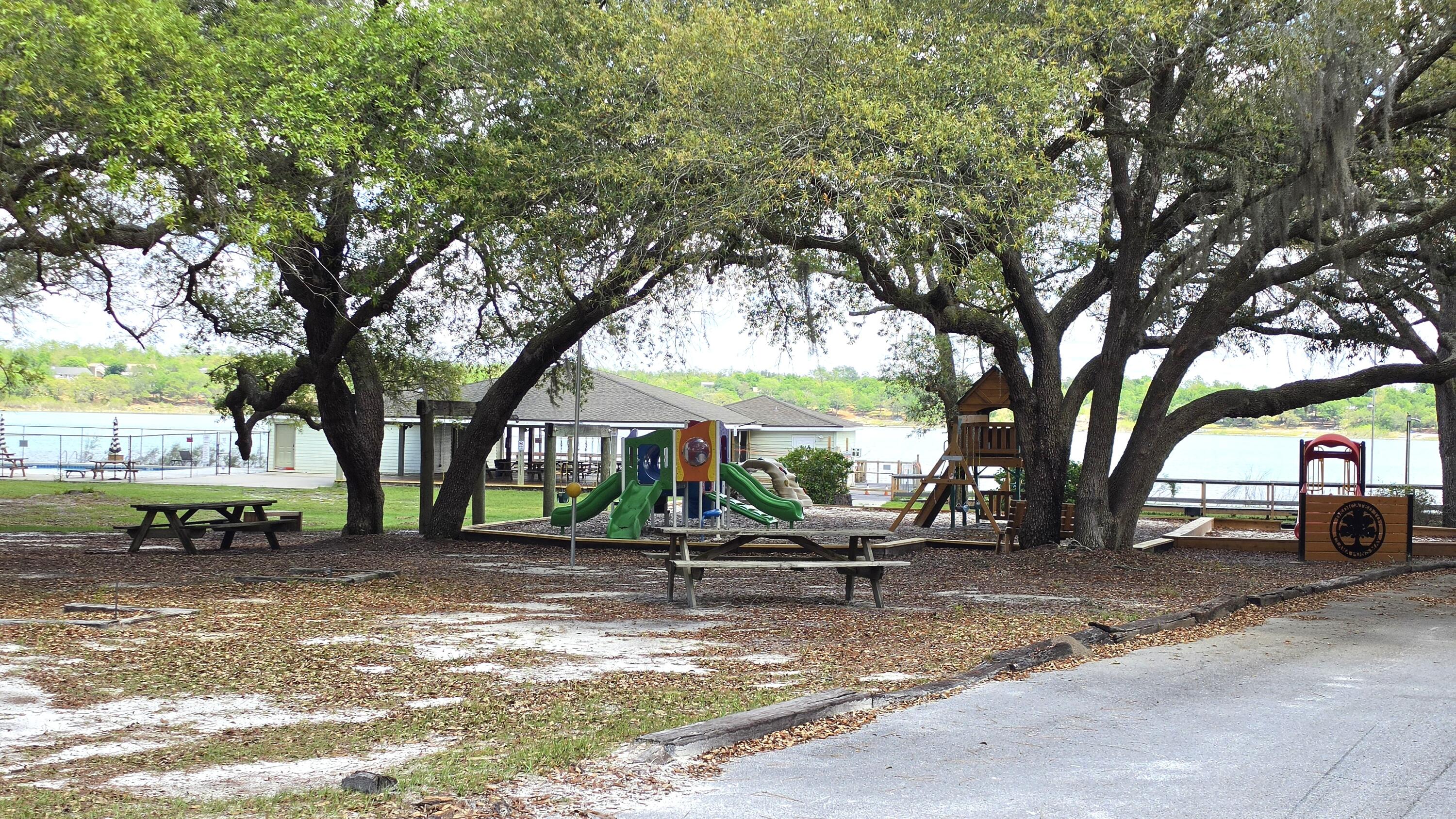 LEISURE LAKES - Land
