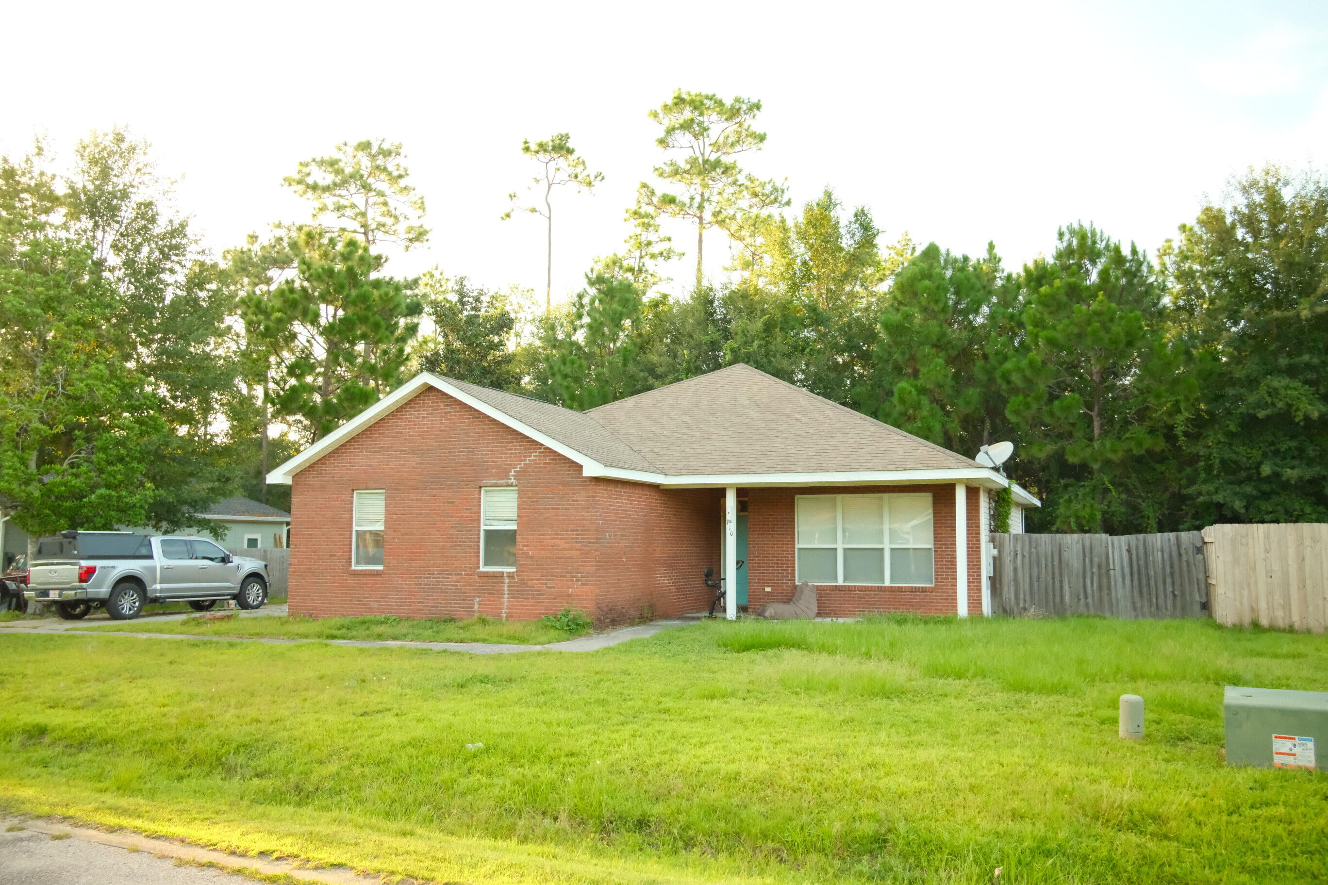 Fantastic opportunity in Freeport! If you've been waiting for an affordable home with incredible potential, this is the one. Priced to sell, this property offers the opportunity to build equity with just a little TLC.
Inside, you'll find a spacious open-concept living area, a convenient eat-at kitchen bar, and durable laminate flooring throughout the main living spaces. The side-entry two-car garage adds curb appeal and functionality, while the home's location on a quiet cul-de-sac provides a peaceful setting.
Conveniently located between Freeport Elementary School and Freeport High School, this home offers the perfect balance of a quiet neighborhood and easy access to the heart of town. Opportunities to own a home at this price in such a desirable location are rare--schedule your showing today!