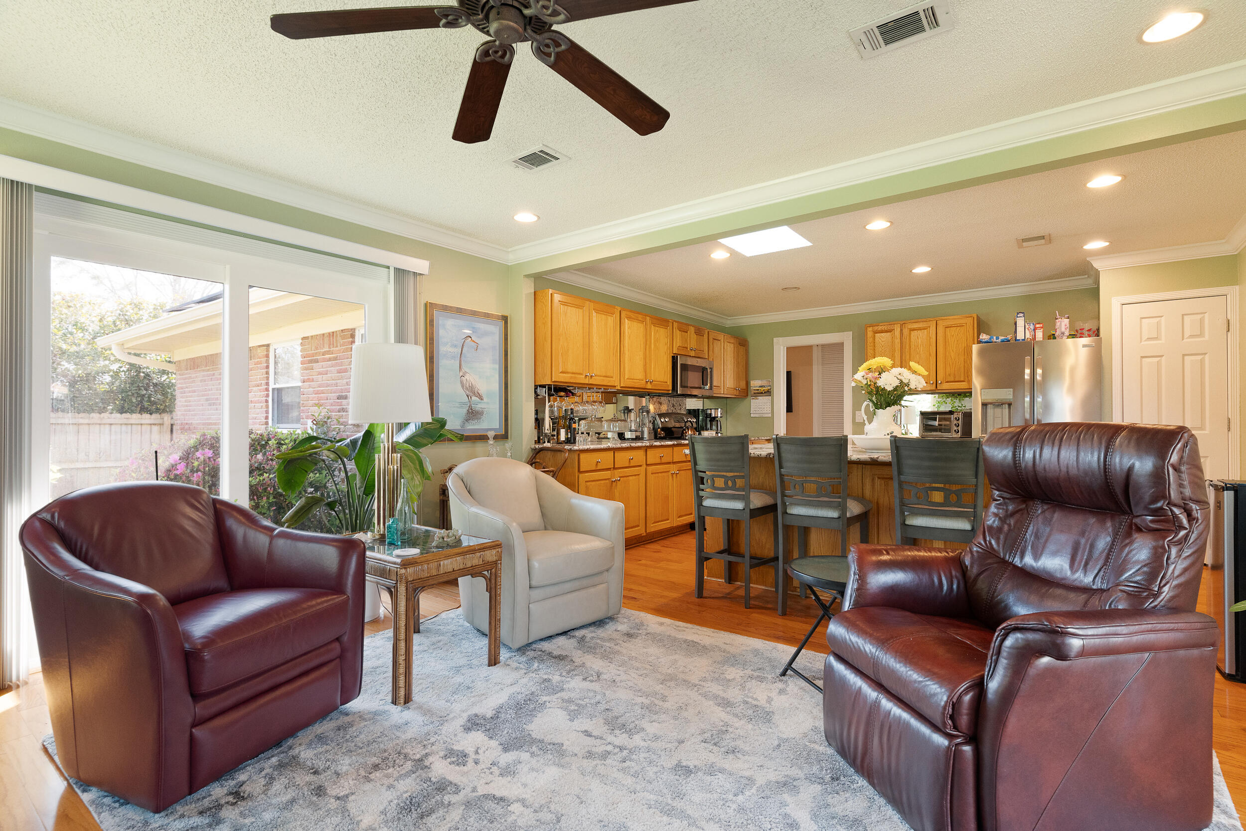 COUNTRY CLUB EST 1ST - Residential Lease