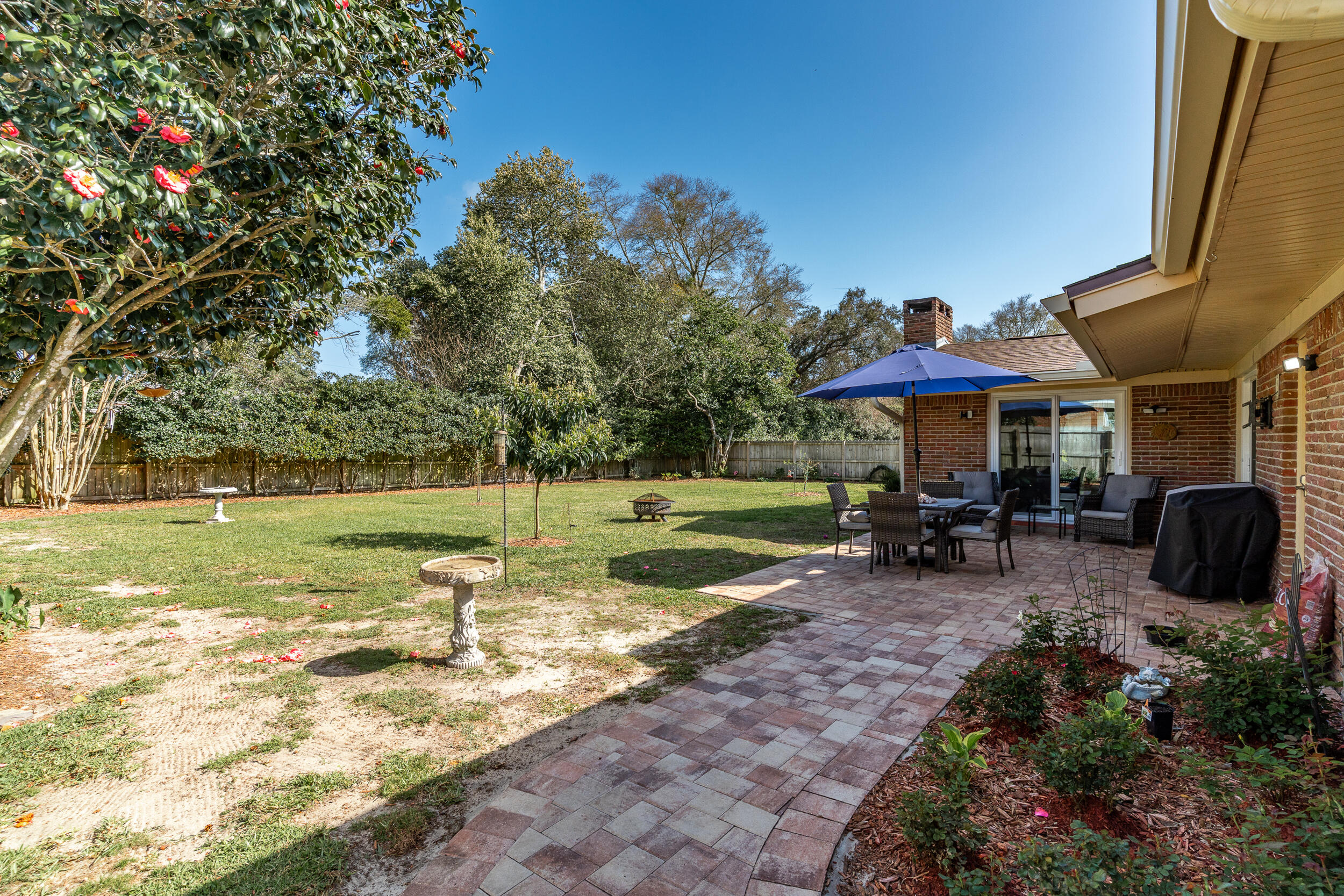 COUNTRY CLUB EST 1ST - Residential Lease