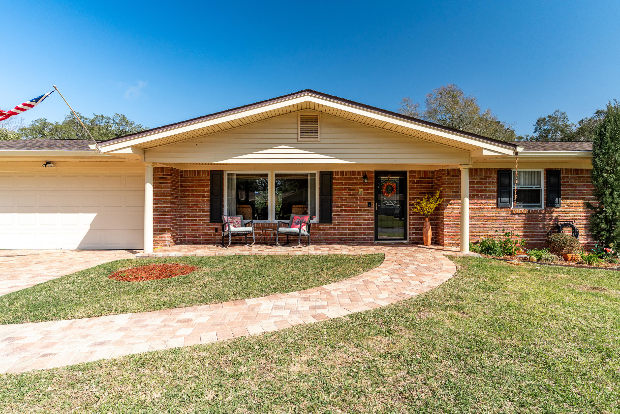 COUNTRY CLUB EST 1ST - Residential Lease