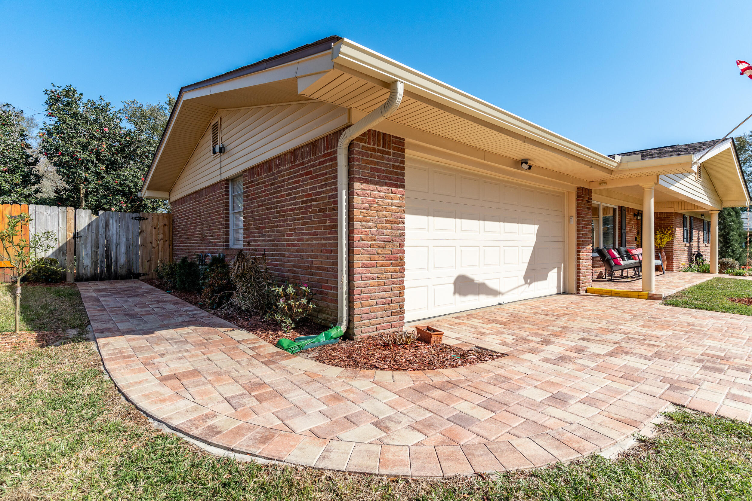 COUNTRY CLUB EST 1ST - Residential Lease
