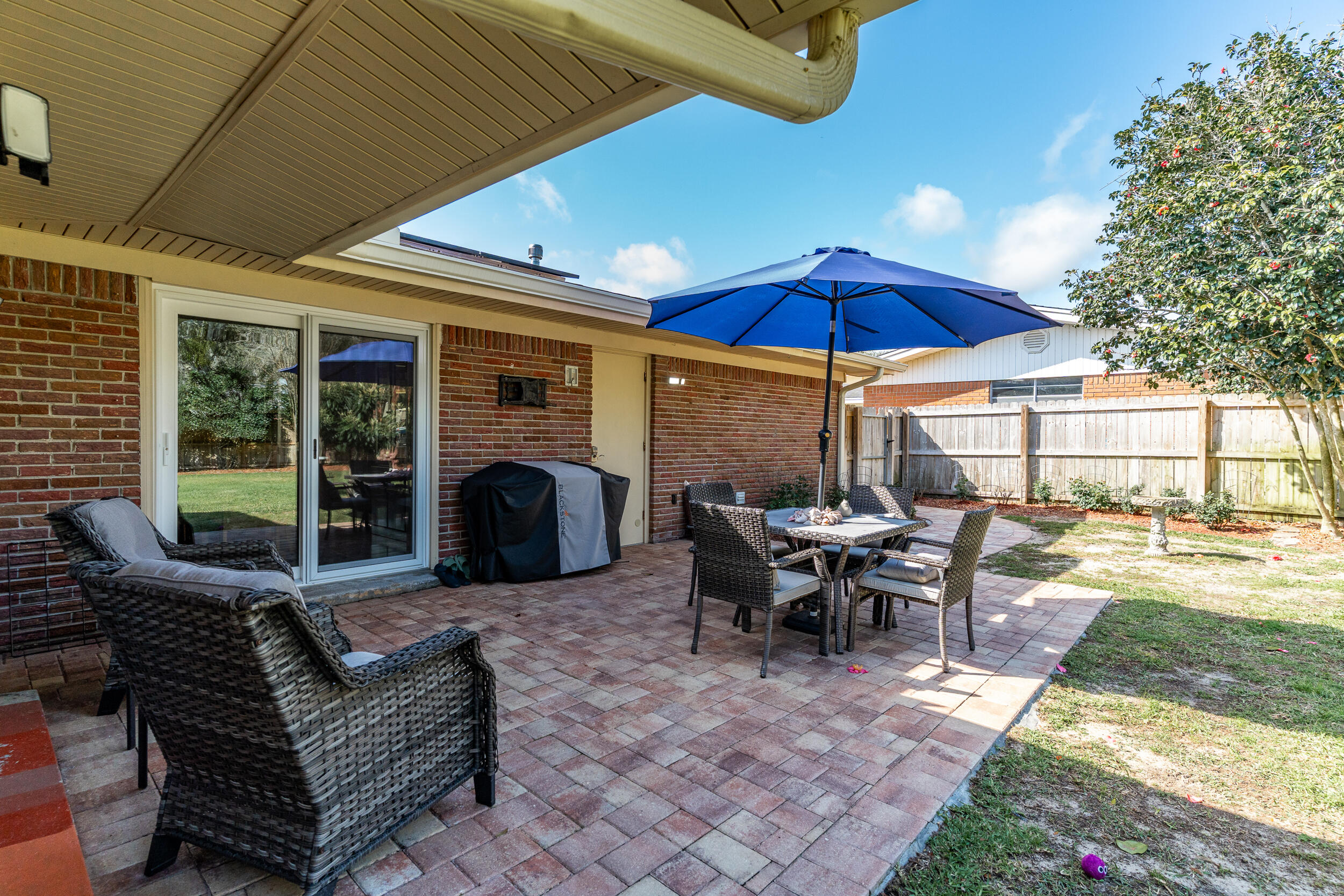 COUNTRY CLUB EST 1ST - Residential Lease