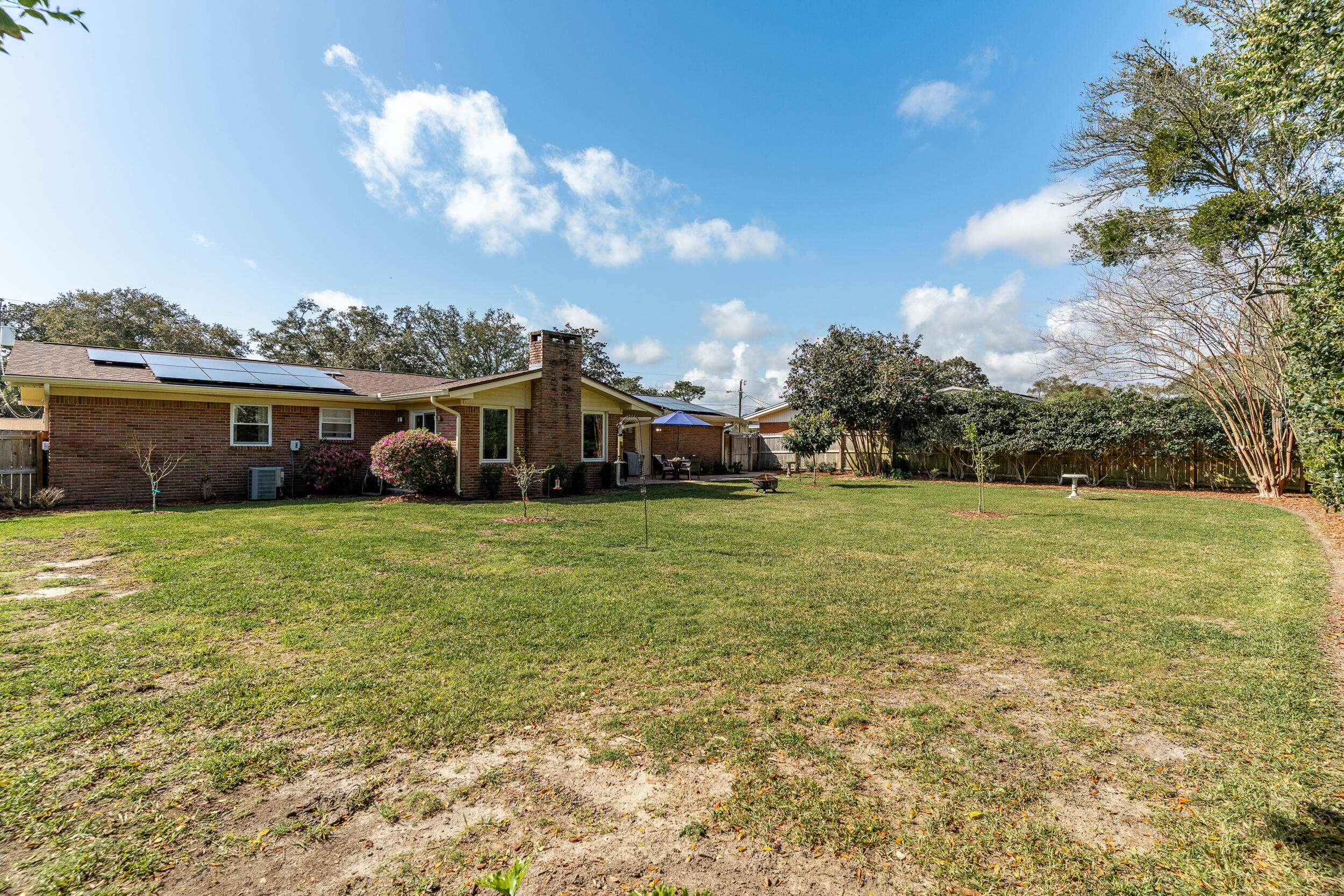 COUNTRY CLUB EST 1ST - Residential Lease