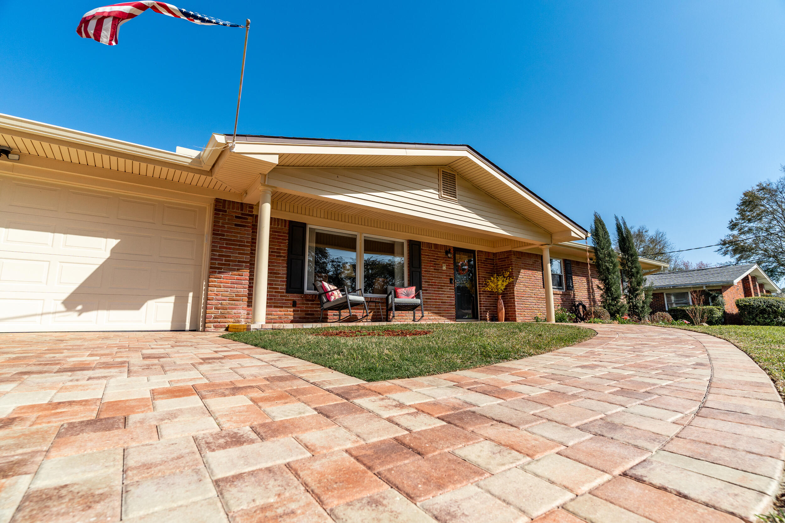 COUNTRY CLUB EST 1ST - Residential Lease
