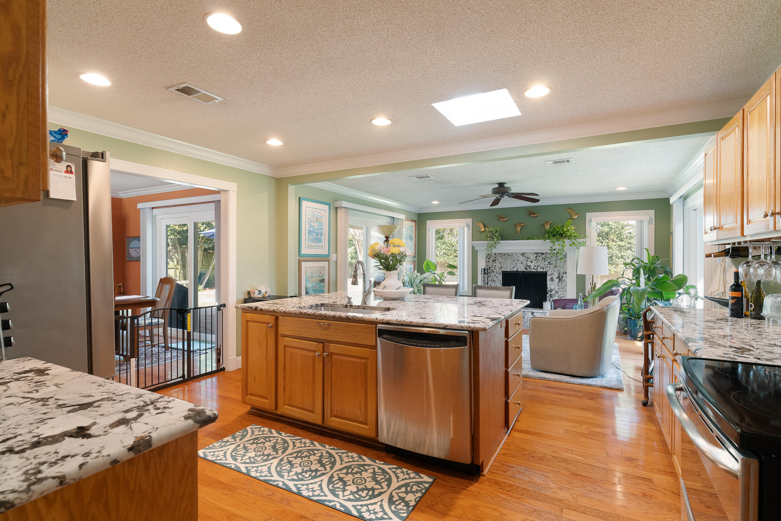 COUNTRY CLUB EST 1ST - Residential Lease