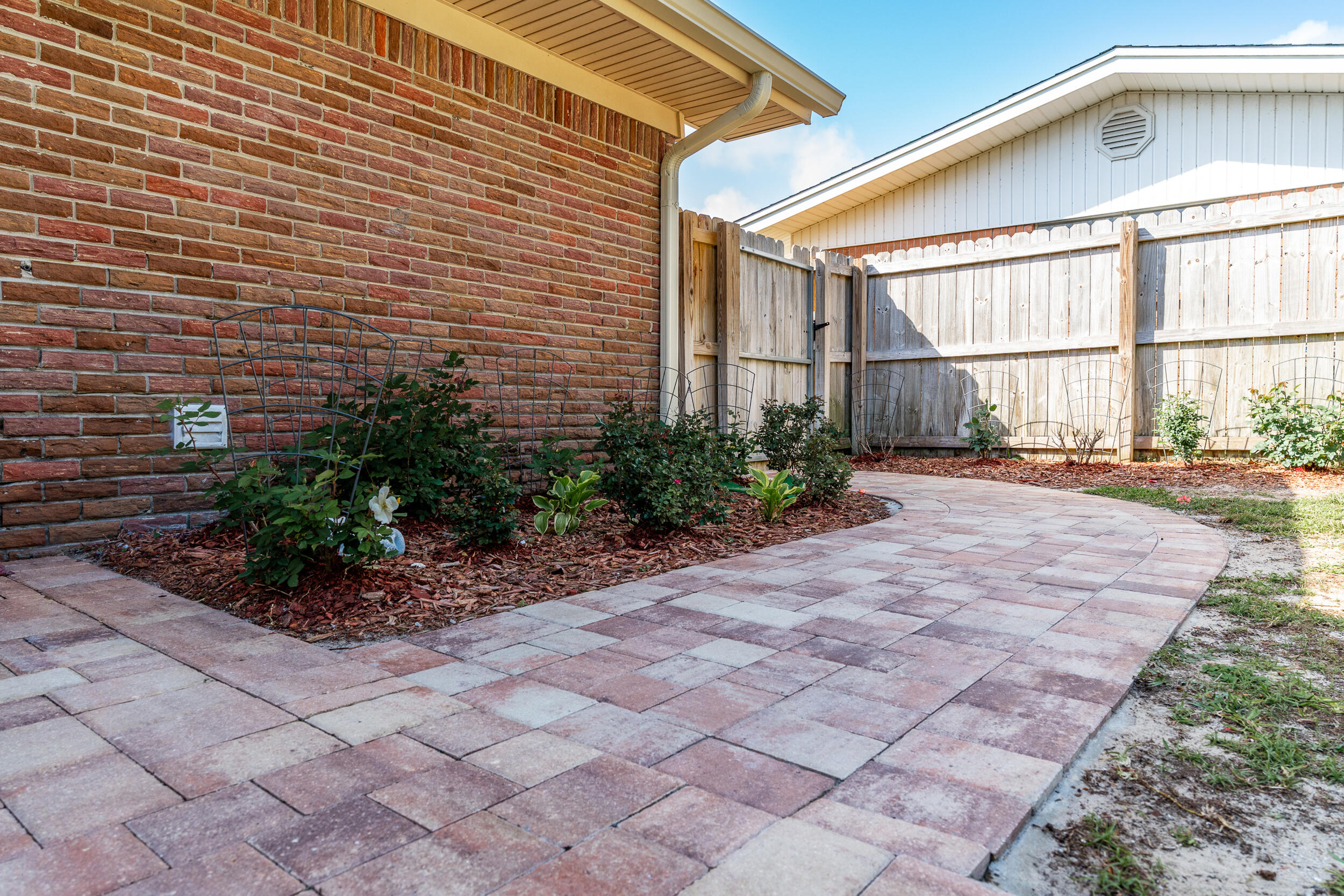 COUNTRY CLUB EST 1ST - Residential Lease