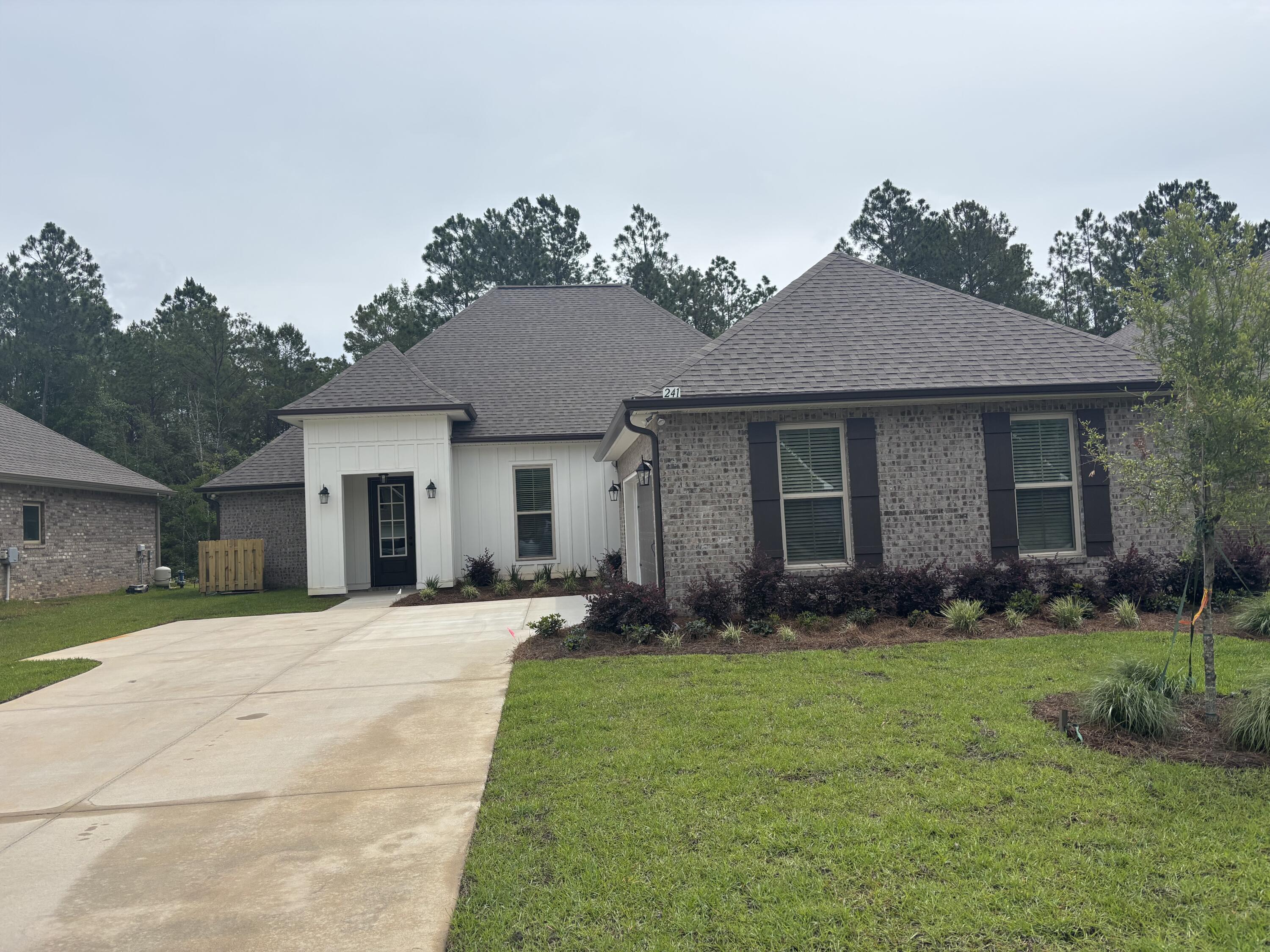 Awesome builder rate plus choose ONE free: window blinds, fridge, smart home package! Restrictions apply. 

The CLAUDET III G in Starburst at Hammock Bay community offers a 4BR/ 3BA open design with formal dining and keeping room. Upgrades added (list attached). Features: double vanity, garden tub, separate custom tiled shower, and walk-in closet in master bath, tray ceiling in master bed, ensuite bath in bedroom 2, kitchen island, walk-in pantry, boot bench/drop zone in mudroom, covered porches, crown molding, LED lighting throughout, framed mirrors in baths, smart connect Wi-Fi thermostat, landscaping package, architectural 30-year shingles, flood lights, and more!
Energy Efficient Features: water heater, electric kitchen appliance package and more! Energy Star Partner.