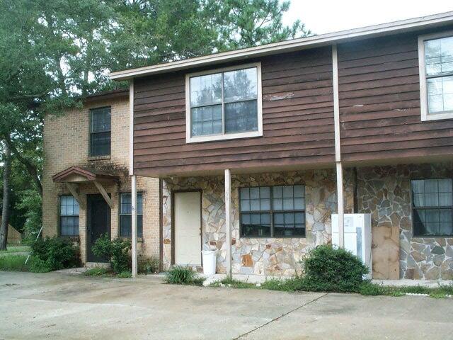 This townhouse is situated near Racetrack Road, within close proximity to schools, shops, and restaurants. Clean, functional, and ready for occupancy.