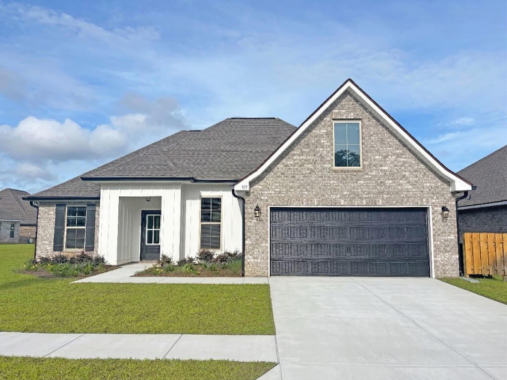 Awesome builder rate plus FREE refrigerator! Restrictions apply. 

The ROSES V G in Bird Song at Hammock Bay community offers a 3BR/2BA, open and split design with flex space and computer desk/niche. Upgrades added (list attached). Features: double vanity, garden tub, separate custom tiled shower, and 2 walk-in closets in master bath, tray ceiling in master bed, kitchen island, walk-in pantry, covered porches, undermount sinks, crown molding, LED lighting, smart connect WIFI thermostat, framed mirrors in all baths, landscaping package, architectural 30-year shingles, flood lights, and more! Energy Efficient Features: water heater, kitchen appliance package, vinyl low E windows, and more! Energy Star Partner.