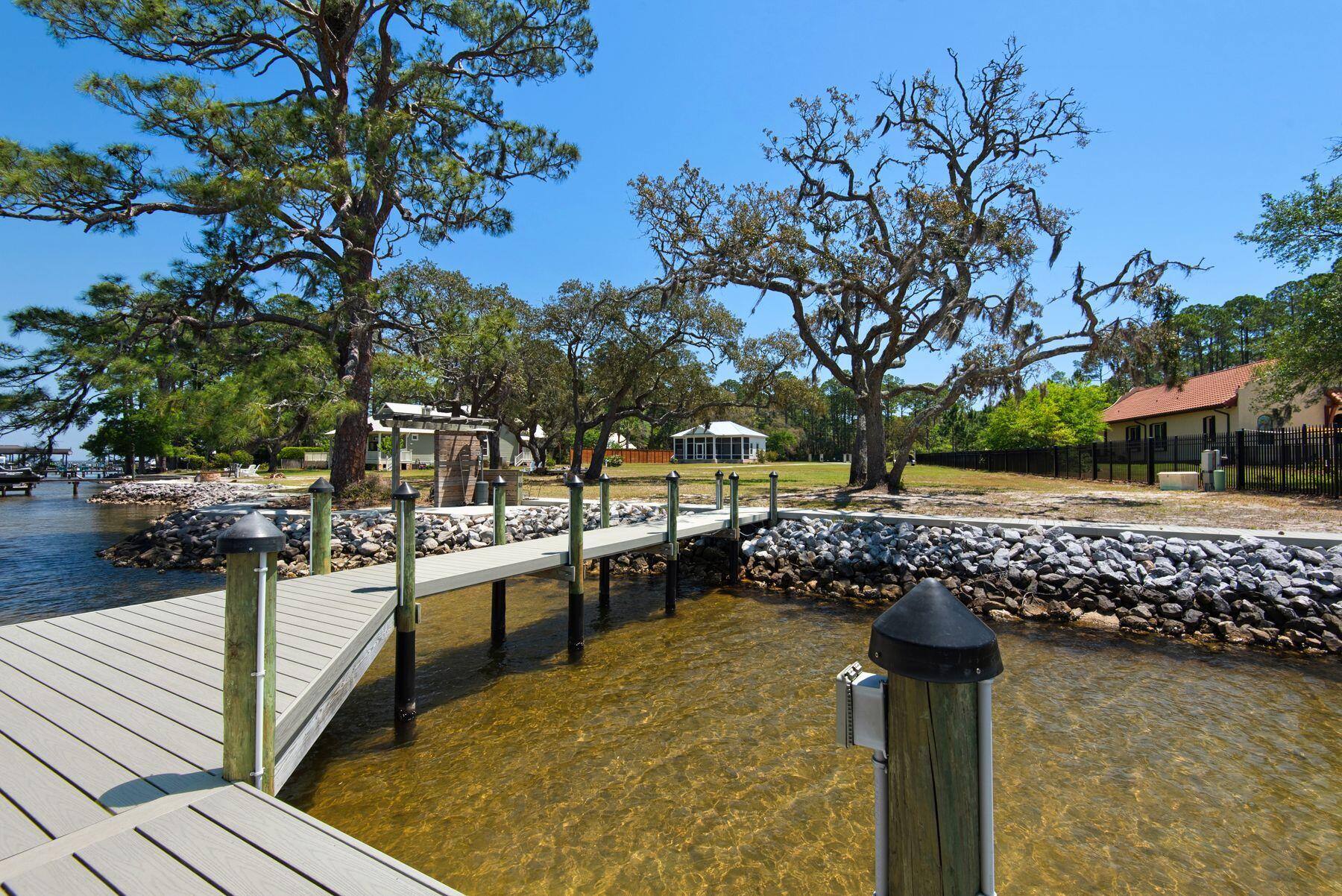 HEWETT BAYOU - Land