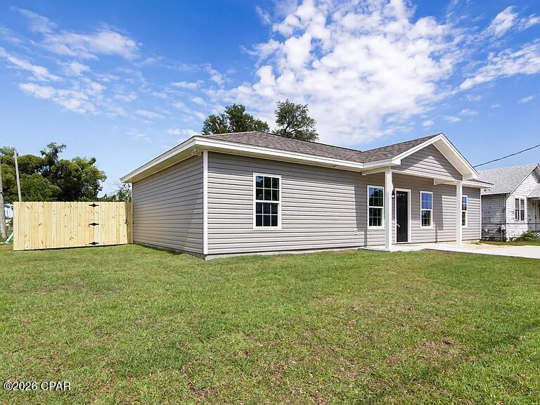 This adorable new construction is close to restaurants, shopping and public transportation. It has open floor plan with granite counter tops, updated light fixtures, Tile floors, spacious living are, large bedrooms, double vanity, and has a fenced back yard. It only minutes from Tyndall AFB