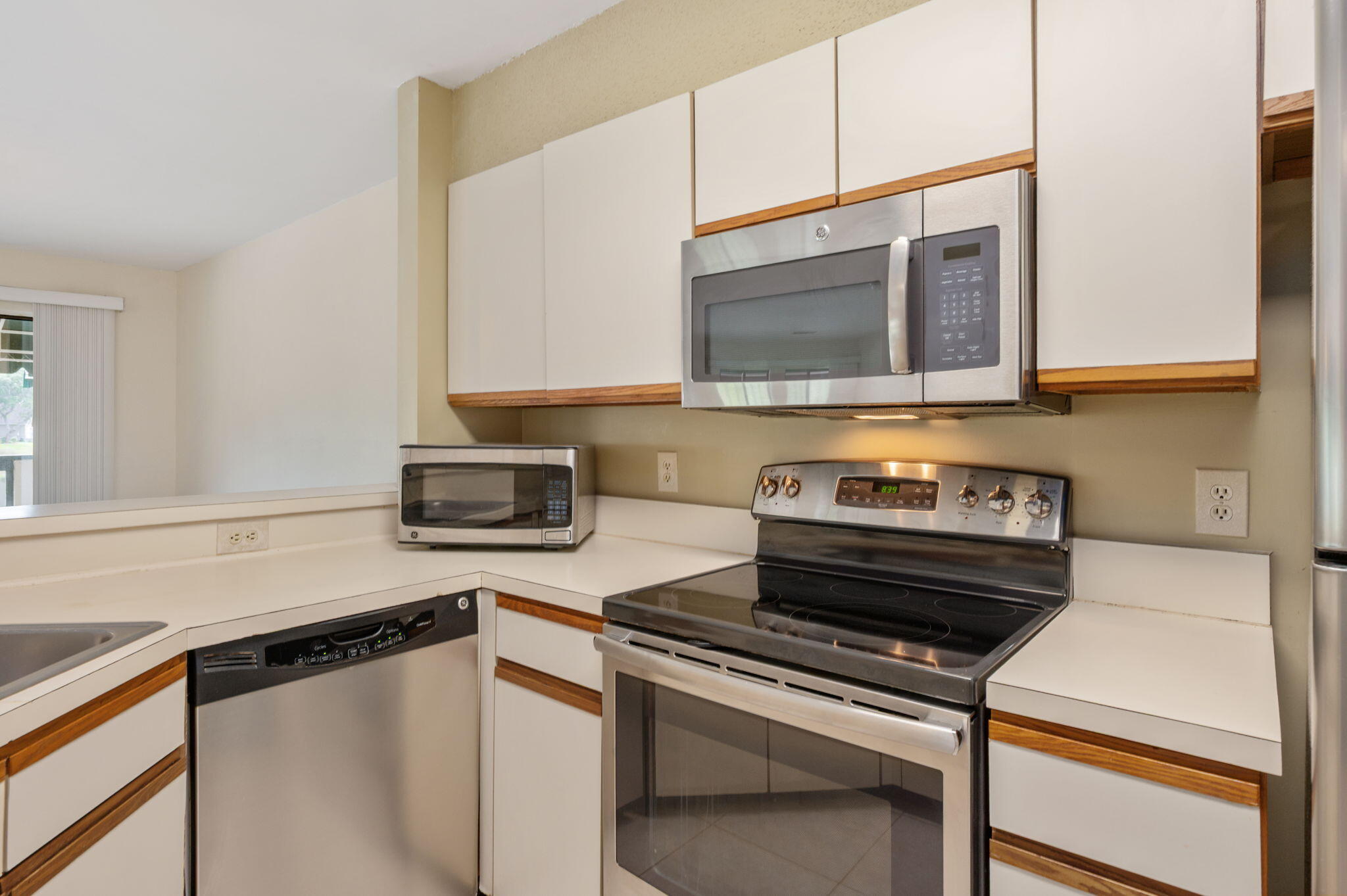 LAKESIDE CONDO AT BLUEWATER BAY - Residential