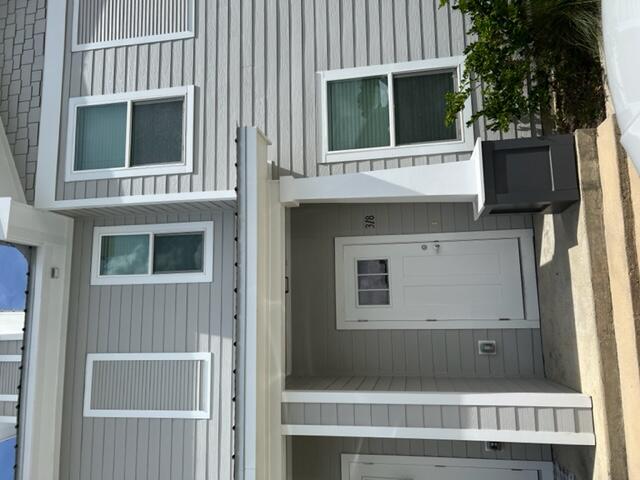 Come see this 3 bedroom and 2.5 bathroom townhome in the Verandas of Freeport! Only minutes to the white sand beaches of the Emerald Coast and also has a large community pool! Pets welcomed with owner approval and $500 non-refundable pet fee. No smoking in home. Contact our office to schedule a showing- 850-830-7045! Please go to below website to apply! https://850rents.managebuilding.com/Resident/public/rentals