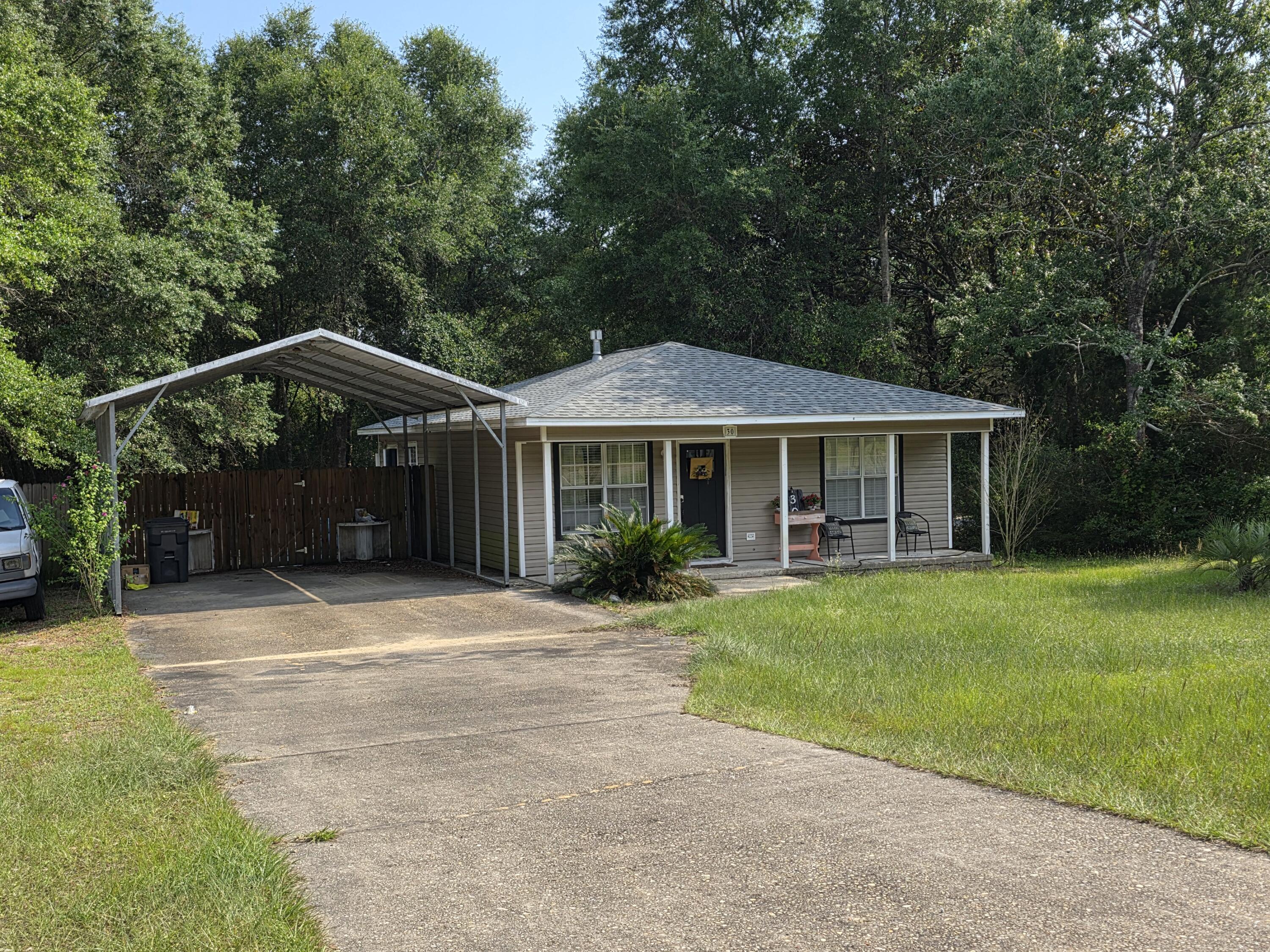 Small home located in north Defuniak Springs. Close proximity to shopping and dining. Buyer to verify all pertinent information including square footage and lot dimensions. Property is being sold AS IS.