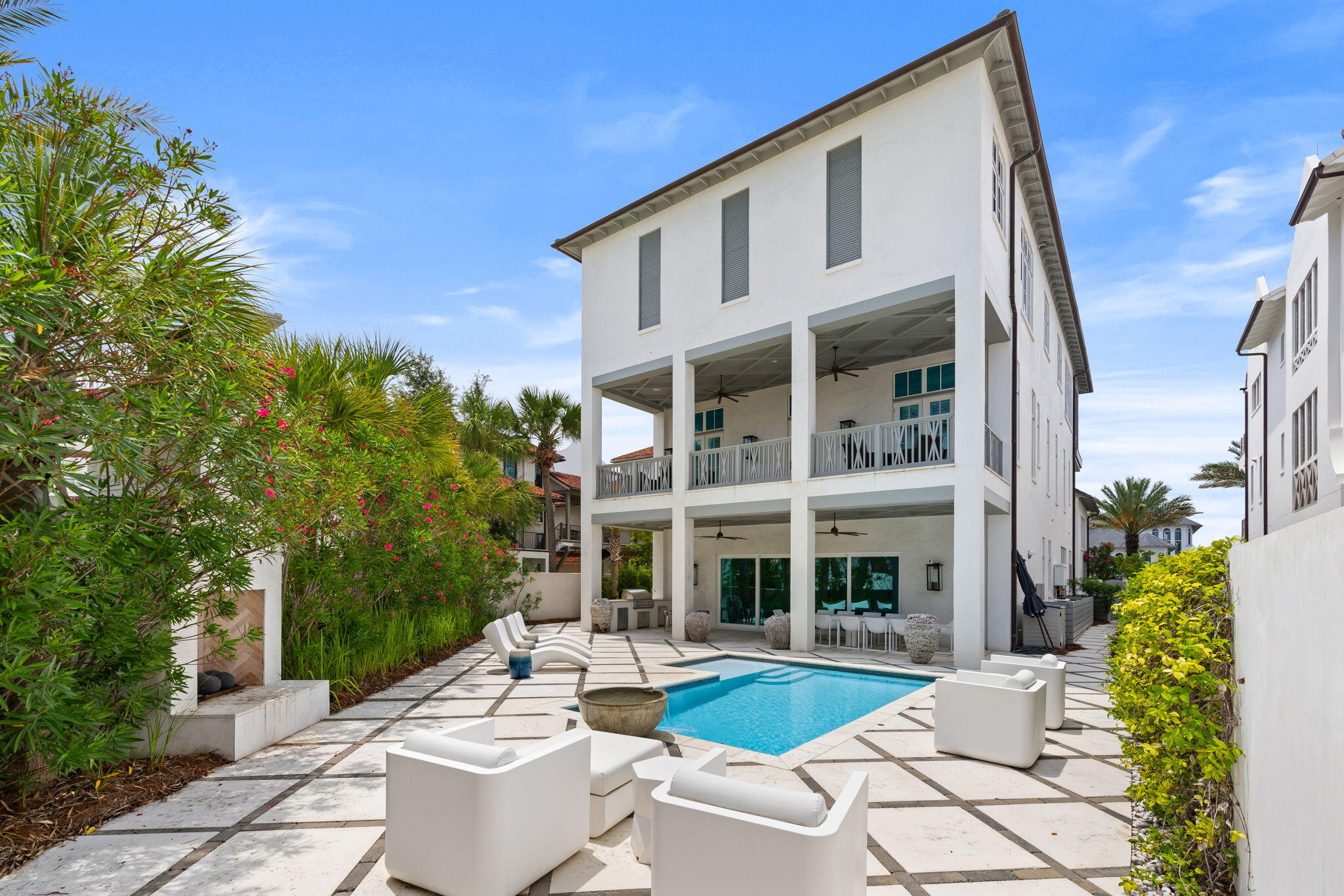 PARADISE BY THE SEA - Residential