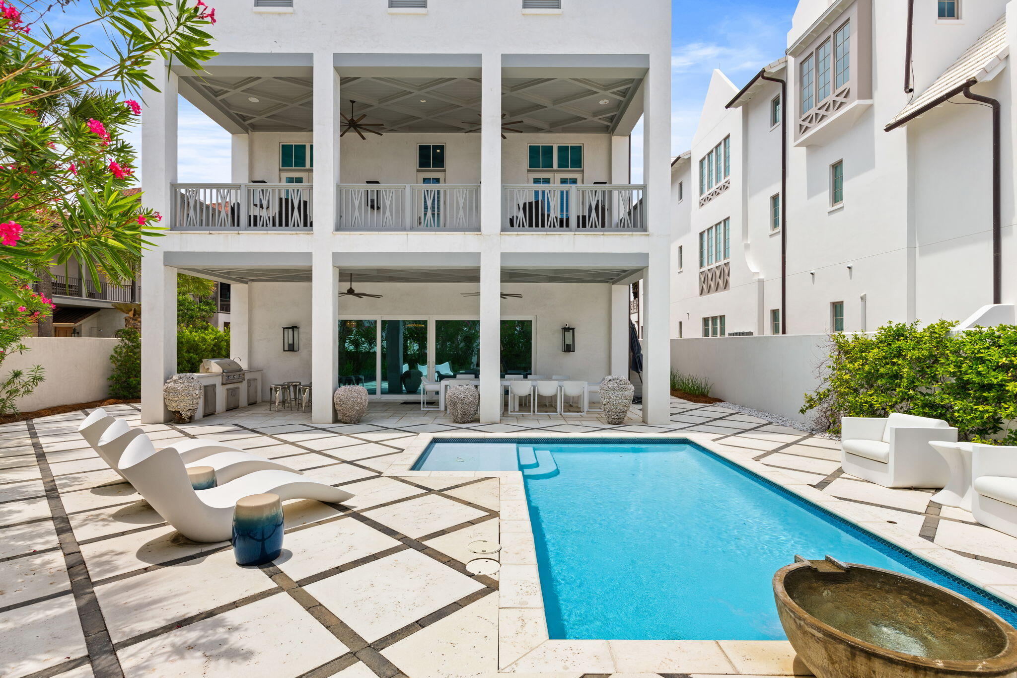 PARADISE BY THE SEA - Residential
