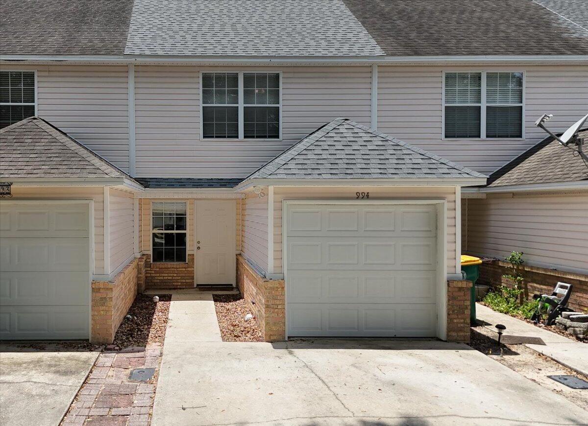 OAK PARK TOWNHOMES - Residential Lease