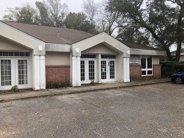 Prime commercial lease opportunity at 124 Highway 98 #401 in Mary Esther. This well-positioned unit offers excellent visibility along busy Hwy 98, with strong traffic counts and easy access. The space features an open layout adaptable for orthodontist office or service use, plus large windows providing natural light and signage exposure. Ample parking available for customers and staff. Conveniently located near Hurlburt Field, surrounding businesses, and residential neighborhoods. Ideal for growing or established businesses seeking a high-traffic location