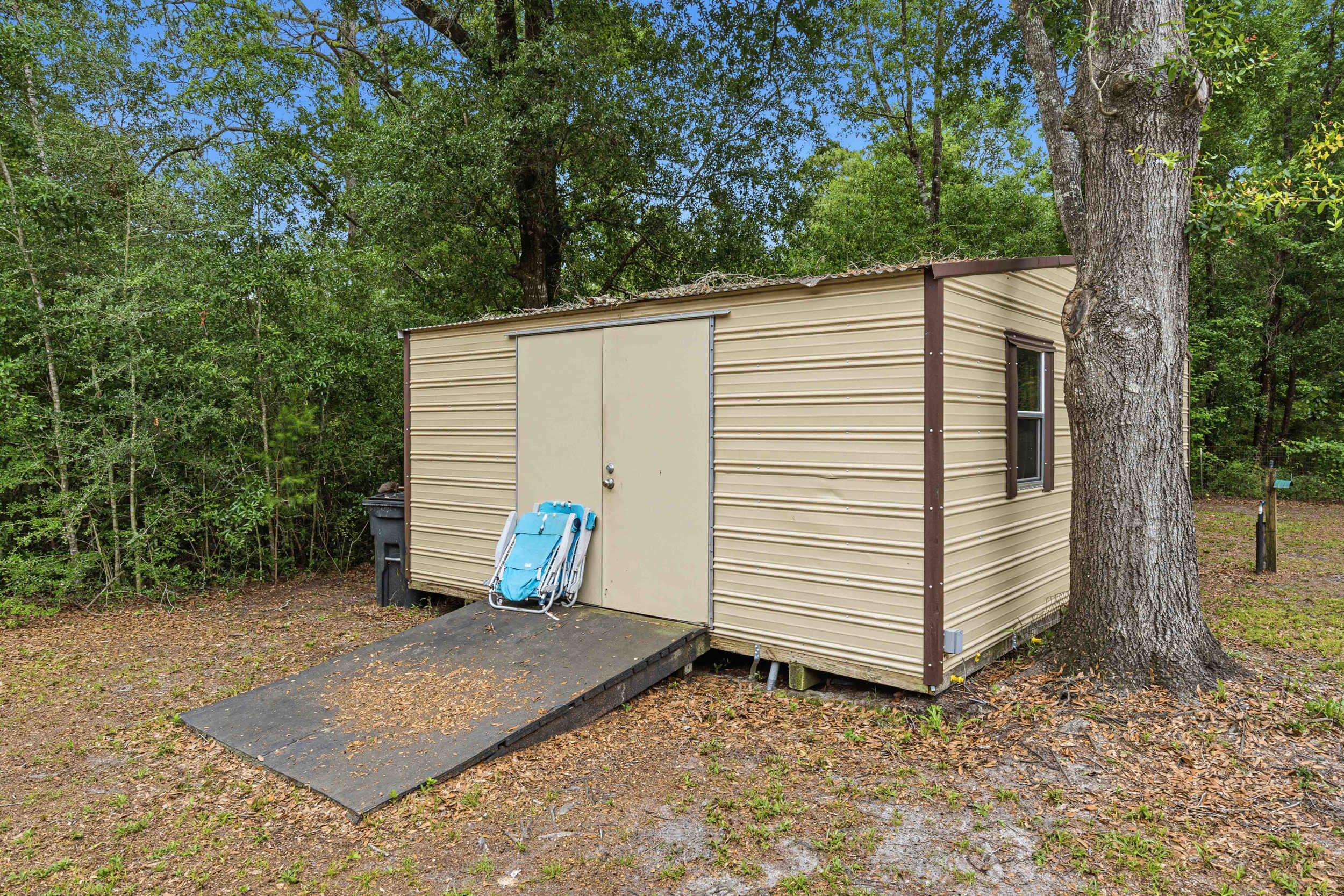 118.37FT S & 131.31FT E OF NW/C OF NW1/4 OF SE1/4; E 210 FT, S 210FT, W 210FT, N 210FT - Residential