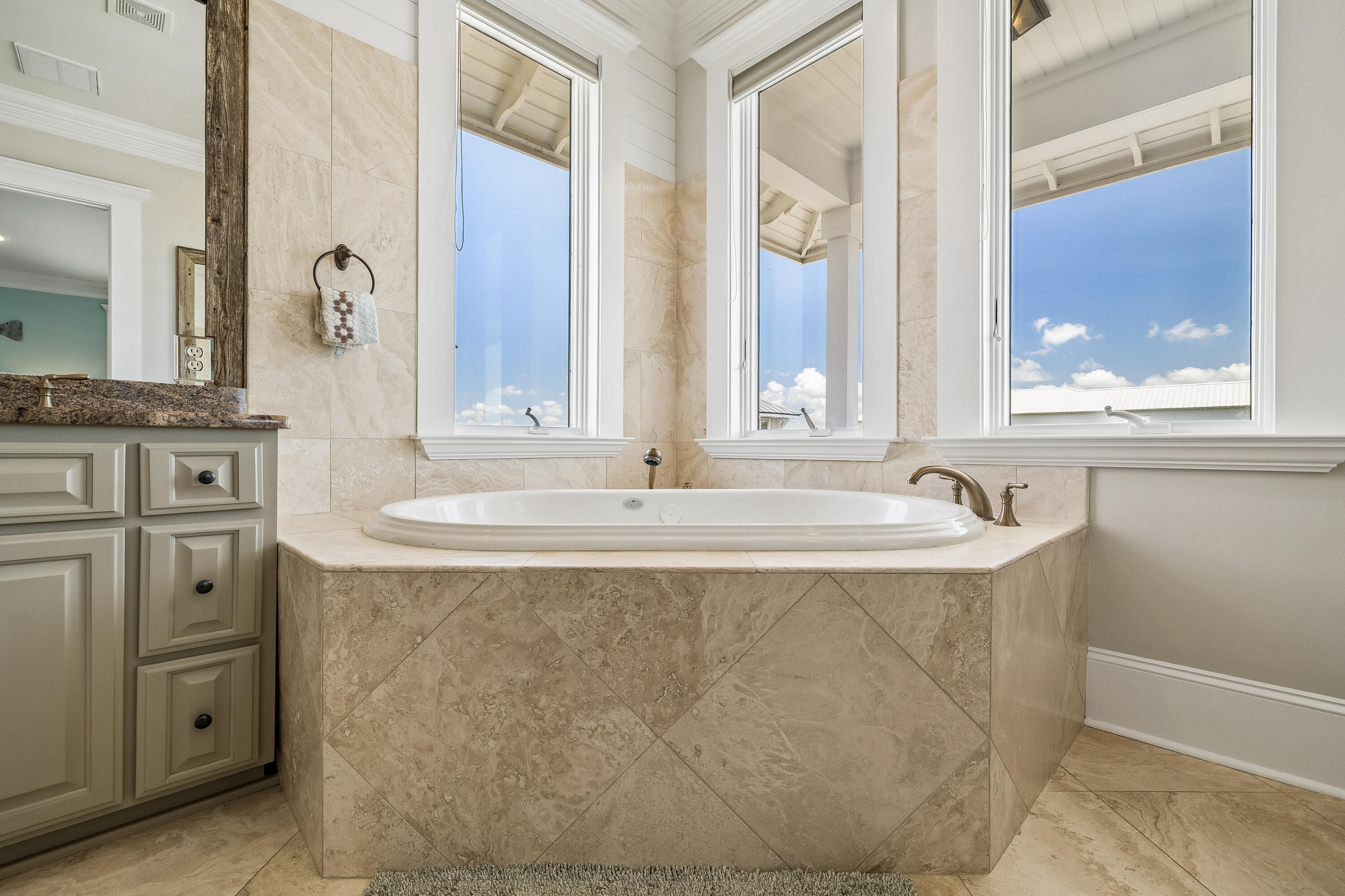LAGUNA BEACH - Residential