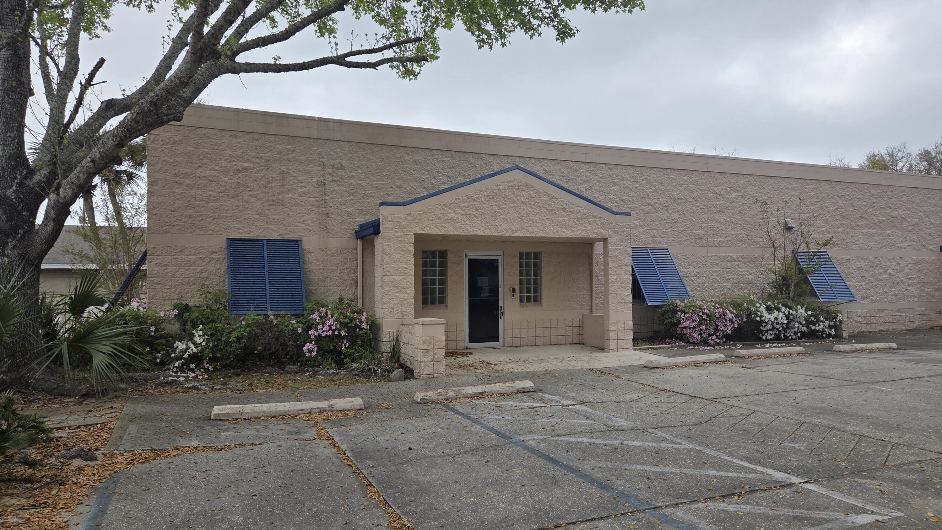 4 offices, conference room, file room, reception, break area, 1 RR.  Does NOT include the rear warehouse and garage door.