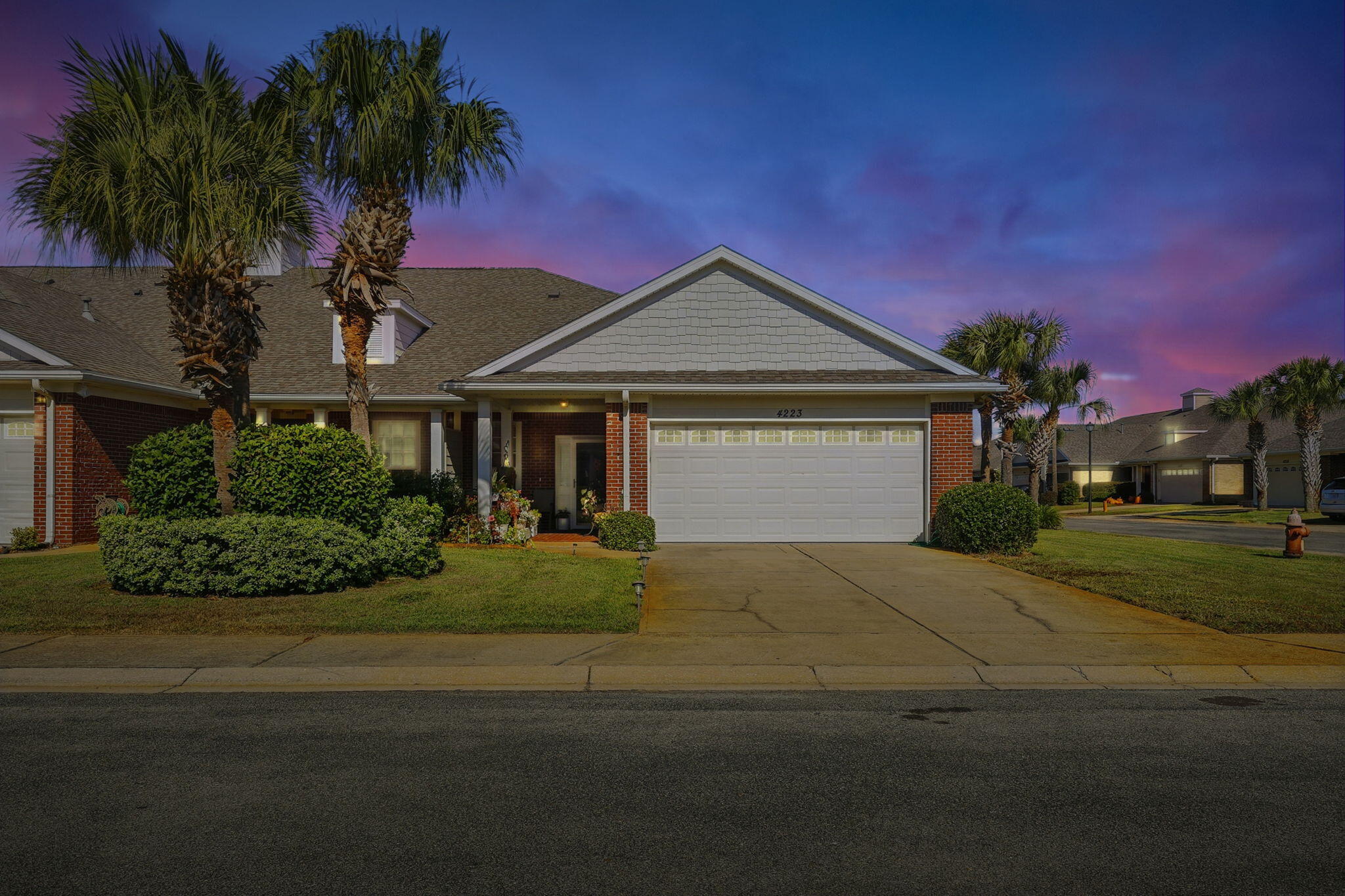 Corner unit town home in Diamond Lakes subdivision, a rare gem in Destin.  Located convenient to Henderson state park and local beaches, shopping, restaurants and schools. High ceilings and open floorplan great for entertaining. Split bedrooms great for privacy.  Also, a screened porch. Two car garage with epoxy floors.

New roof late 2022. VA and FHA loan approved.