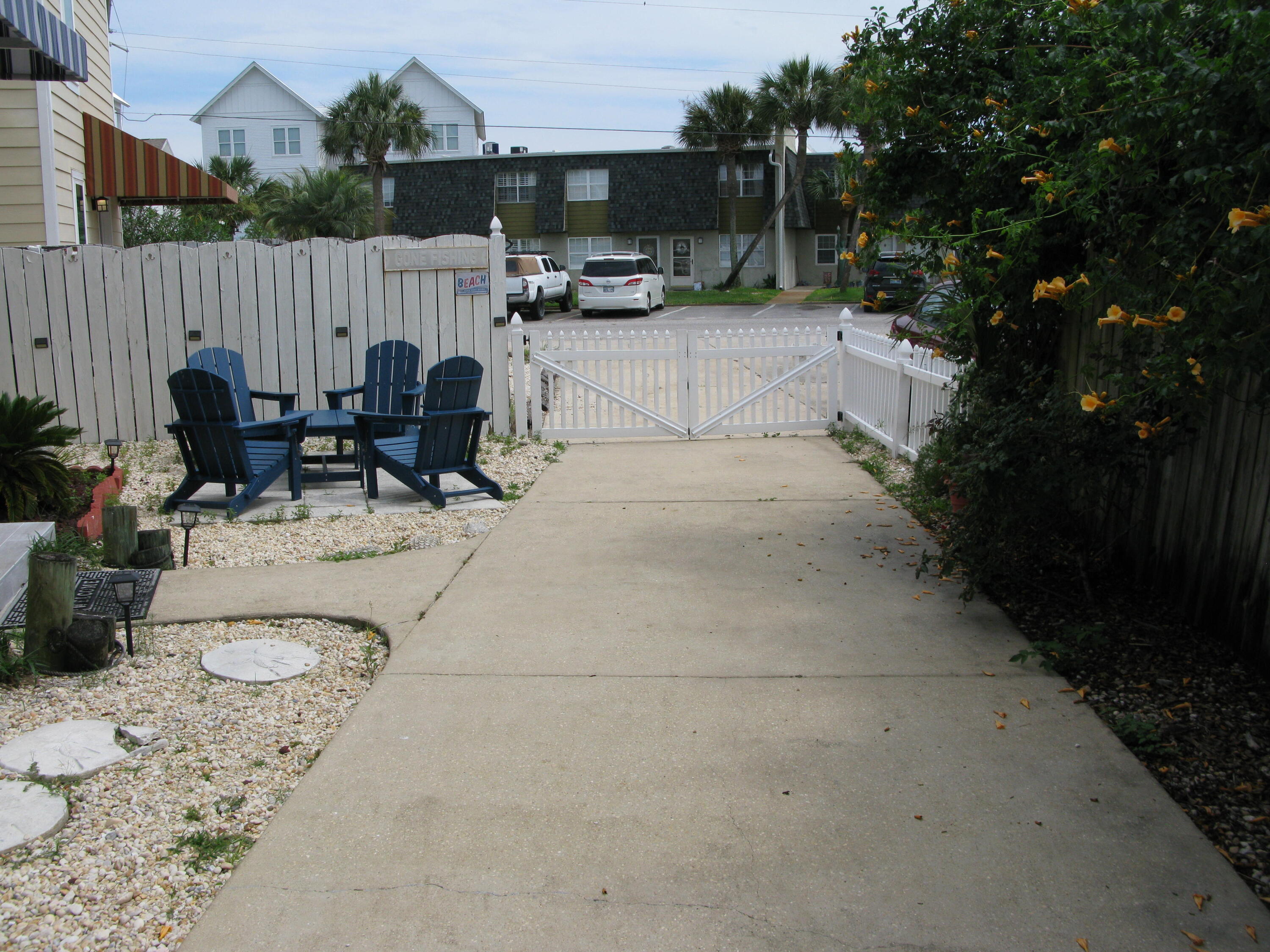 ANGLER AVENUE - Residential