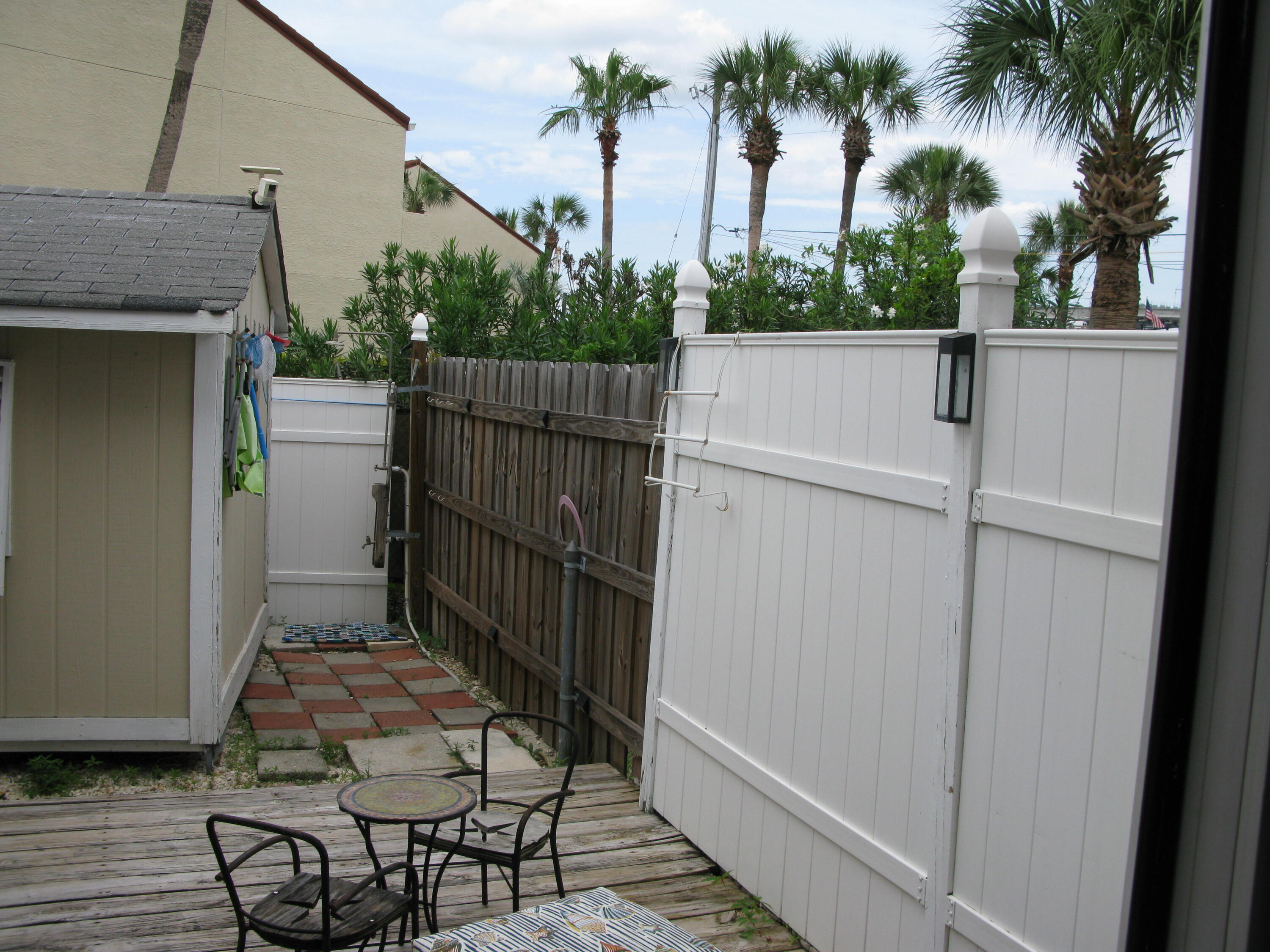 ANGLER AVENUE - Residential