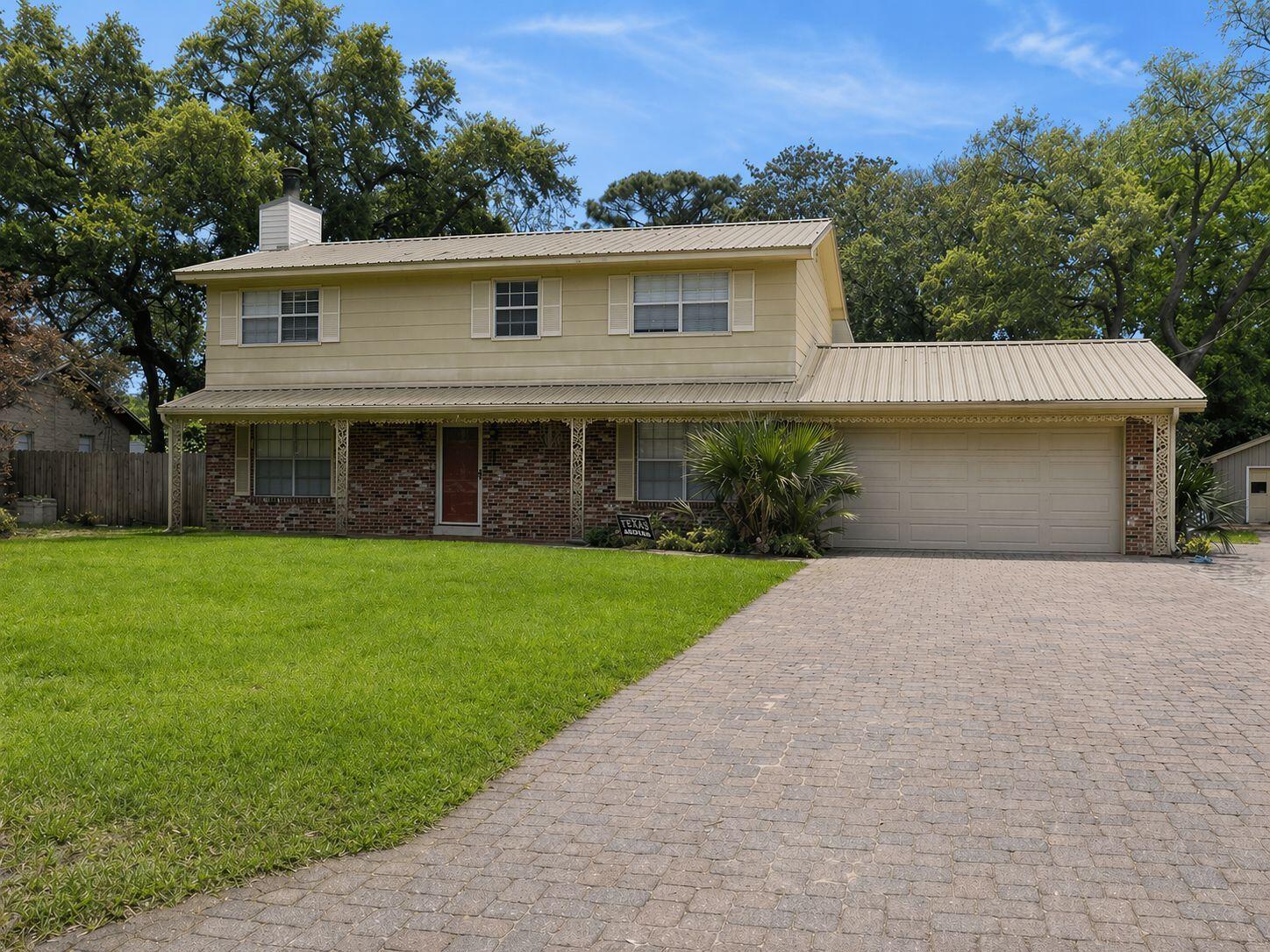 Clean, Large 3BR / 2.5 BA home with an EXTRA upstairs Office/Nursery.  Lower Level has separate sunroom, screened in porch and 2 car garage .  This home is located in a friendly, biking, jogging/walking neighborhood.   Spacious back yard.  

Why spend your leisure time on weekends mowing the yard?  NO MOWING HERE!  The Landscape maintenance is included in the rent price.

Home is approximately 2300+/- sq. feet.  Huge eat in kitchen with tile floors.  Hardwoods throughout.   Extra sun room on first floor next to a screened in porch and bricked patio.  All  Bedrooms and Office are on 2nd floor w/ 2 full baths. Yard is partially fenced for privacy.

Property is centrally located and is an easy 5 minute access to all major roads & shopping .  Lowes, Walmart, Publix, ALDI, Walgreens nearby.  Short drive to Eglin AFB, Against Traffic to Hurlburt Field, and Duke Field.  

No more than 2 roommates at published rent price. 

No Smoking, No Vaping, No Animals.

Final rent and security deposit subject to review of the application and background screening.  

Additional Garage/Storage building & parking in rear is not included with the rental price of this home.   Owner is licensed real estate agent